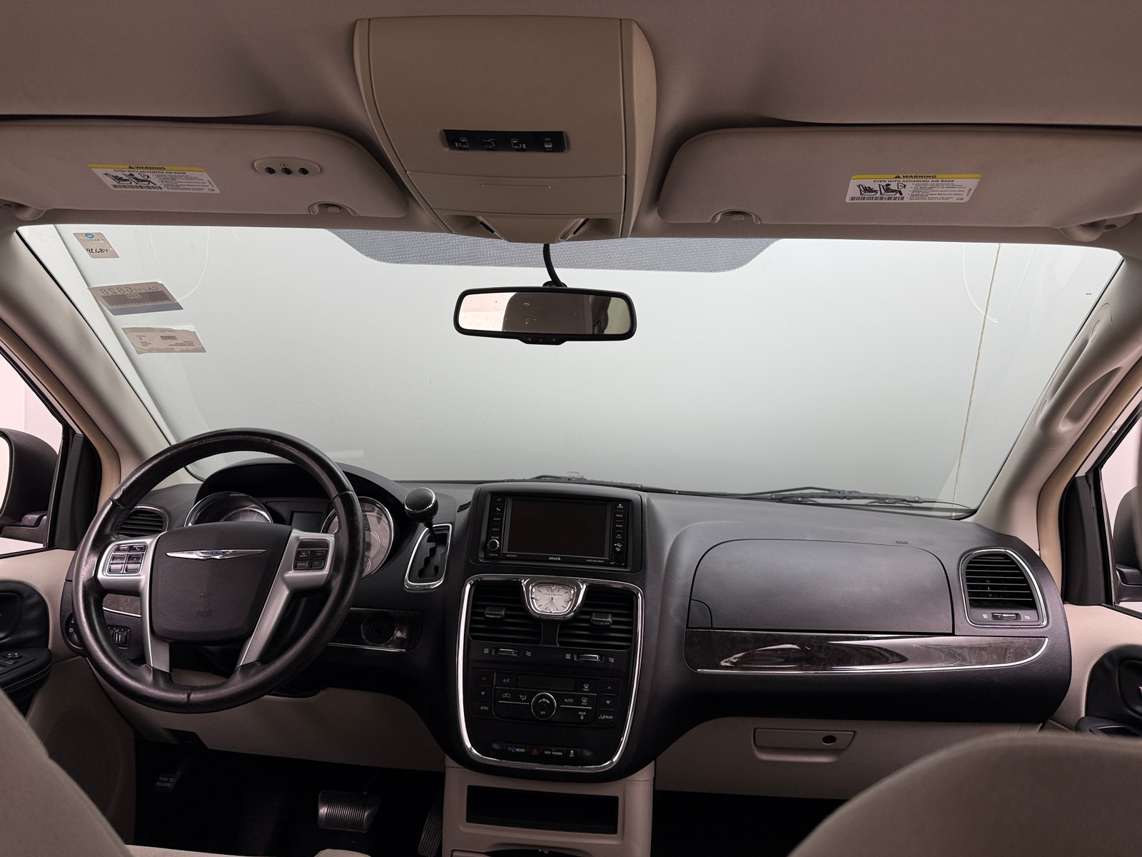 Thumbnail: 2012 Chrysler Town & Country - 3