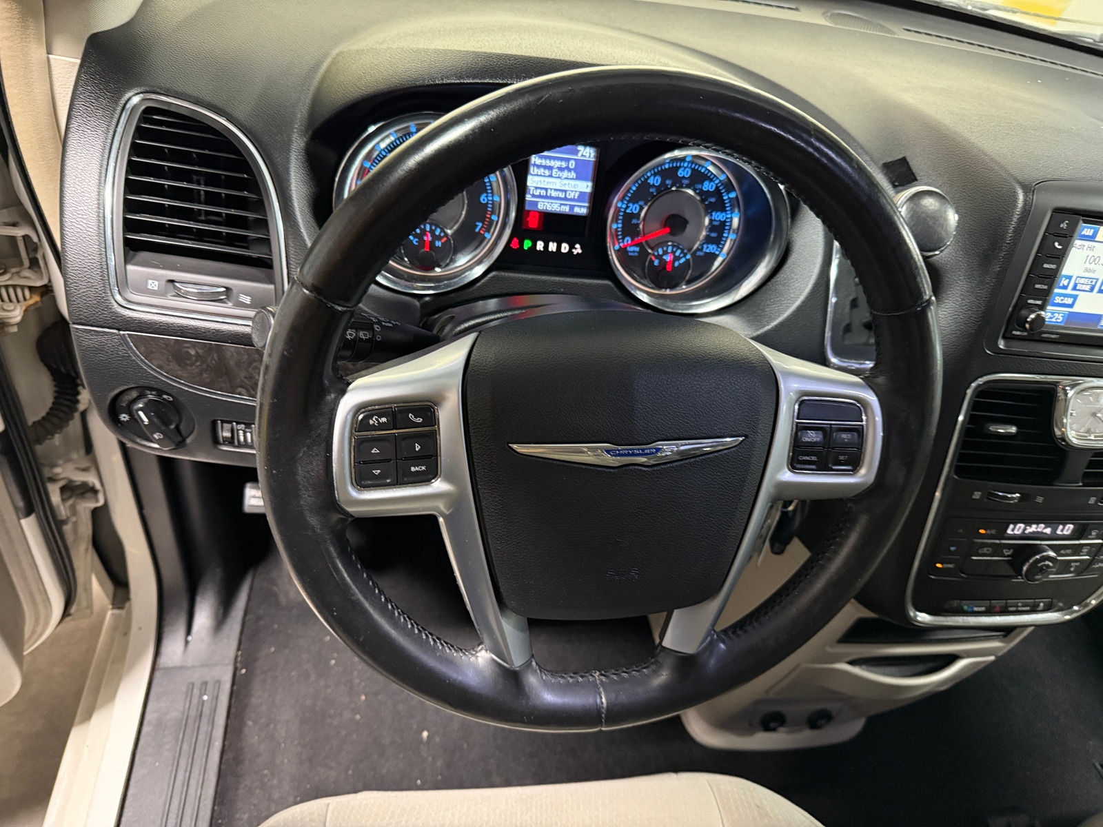 Thumbnail: 2012 Chrysler Town & Country - 5