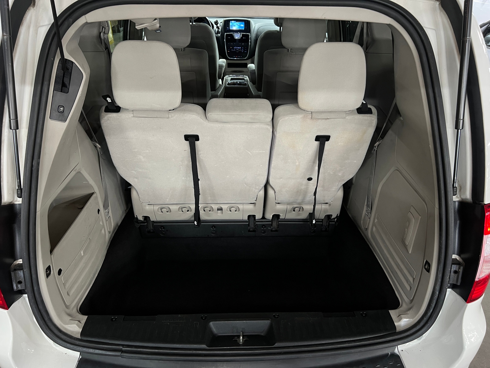 Thumbnail: 2012 Chrysler Town & Country - 7