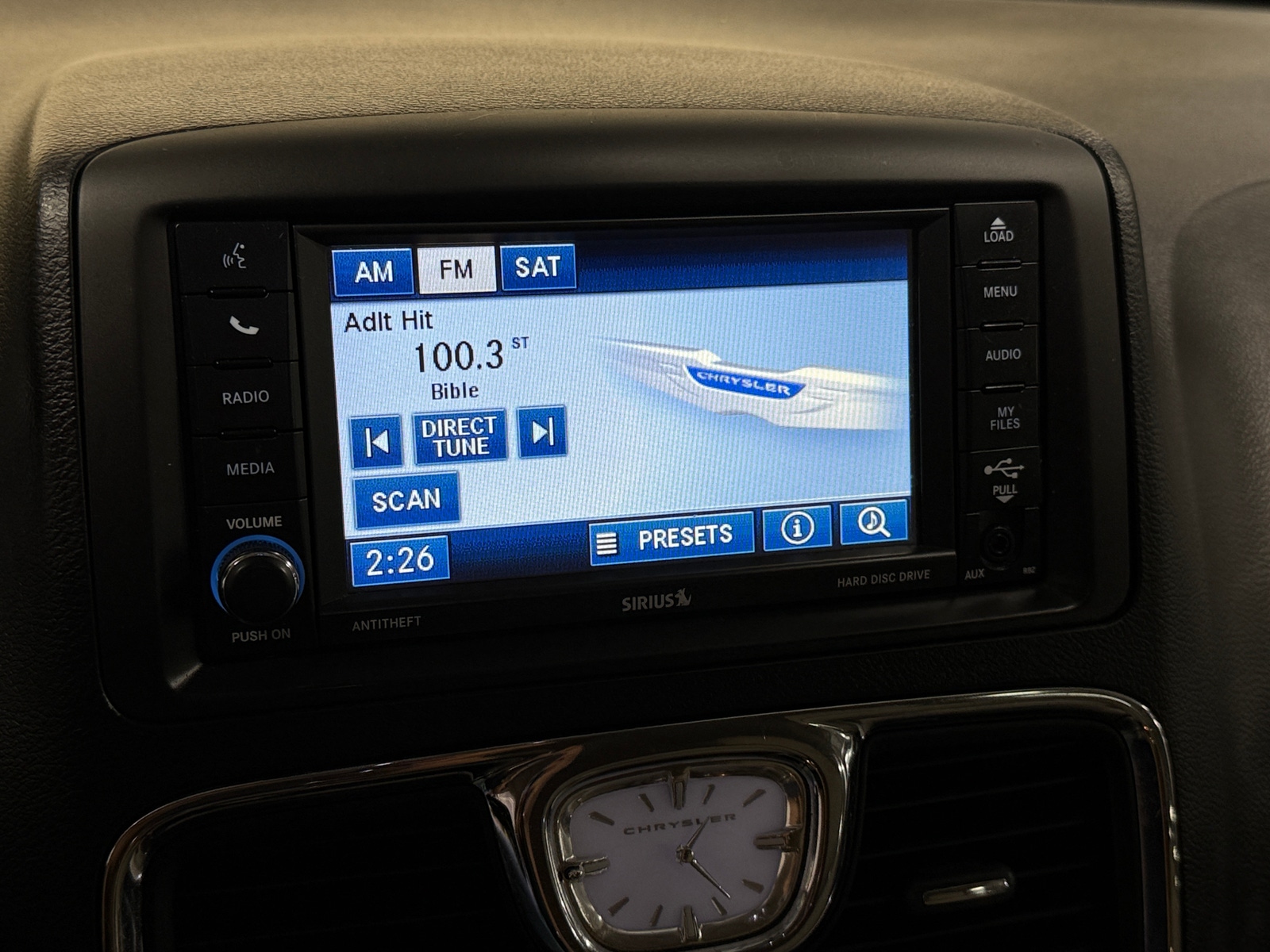 Thumbnail: 2012 Chrysler Town & Country - 4