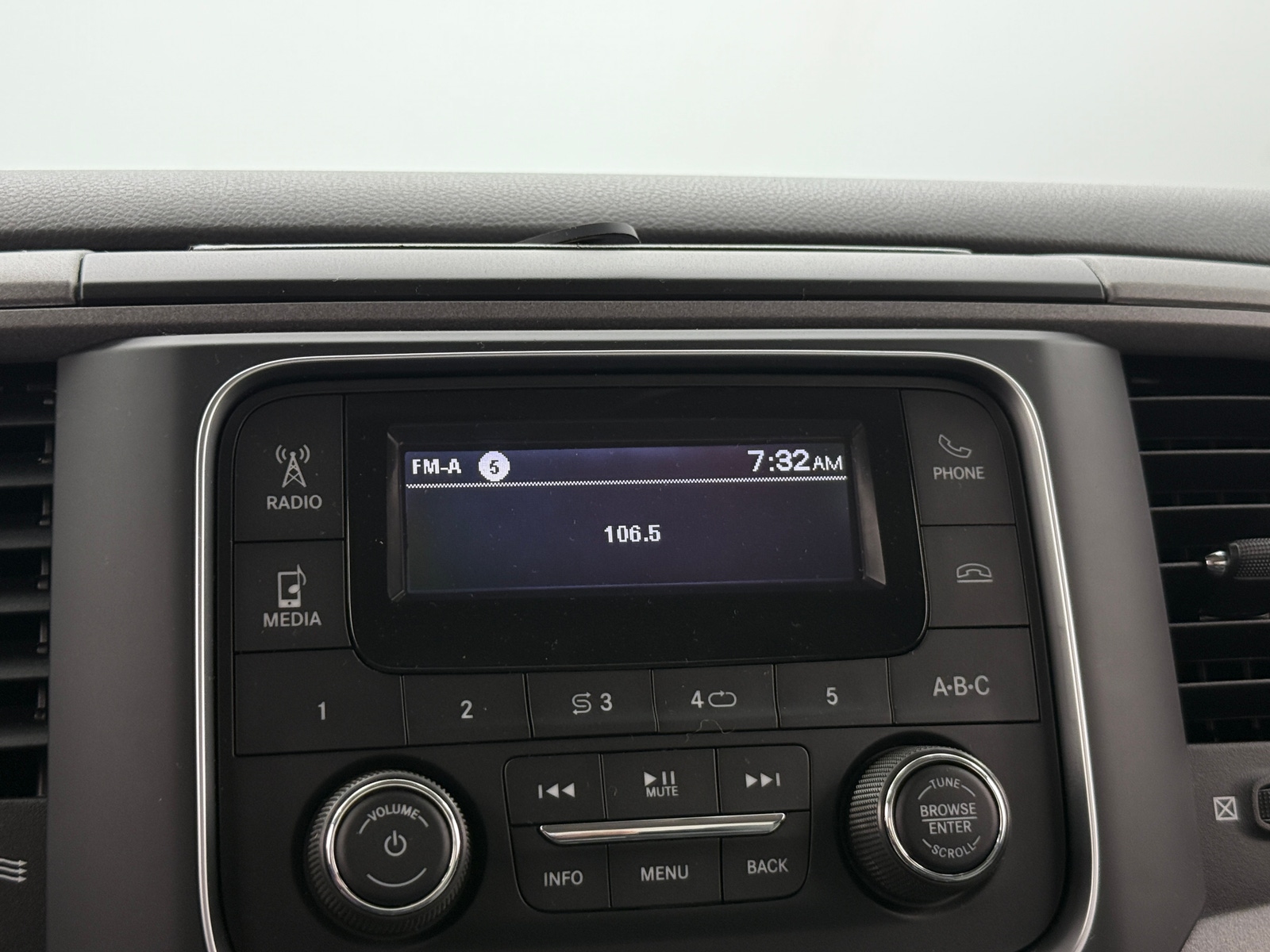 Thumbnail: 2019 RAM 1500 Classic - 3