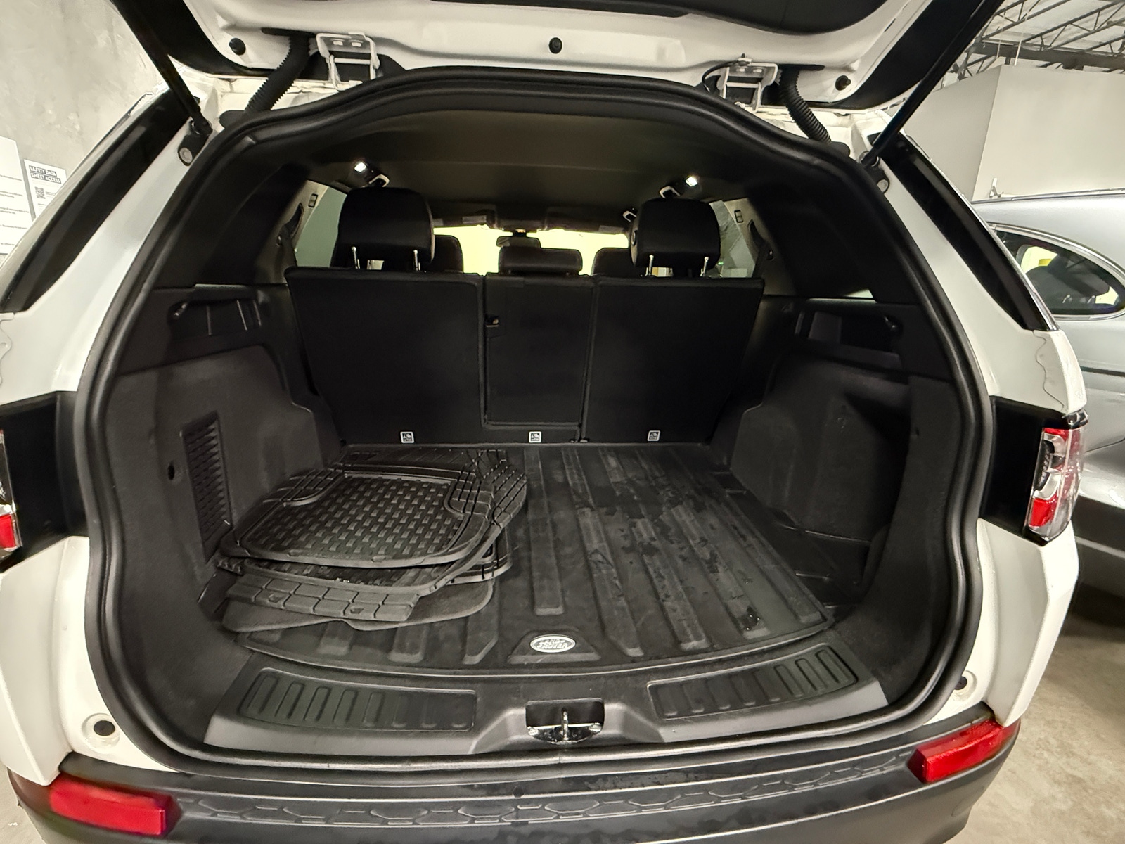 Thumbnail: 2017 Land Rover Discovery Sport - 6