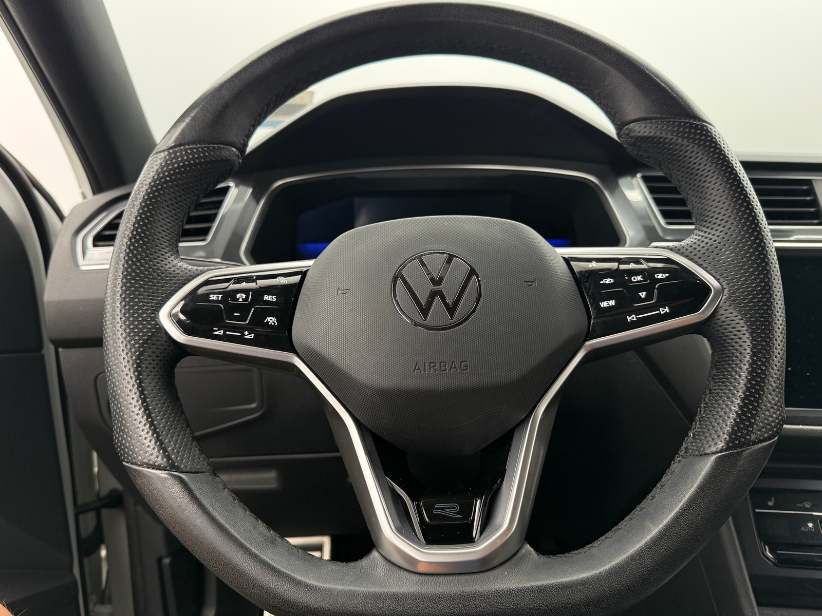Thumbnail: 2022 Volkswagen Tiguan - 4