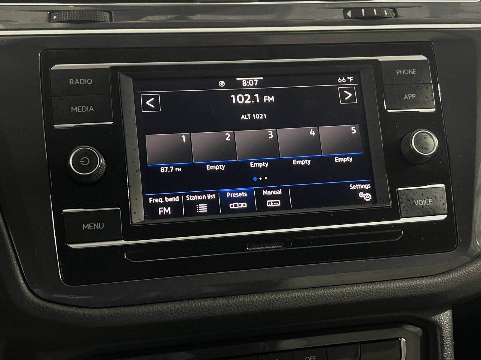 Thumbnail: 2020 Volkswagen Tiguan - 4