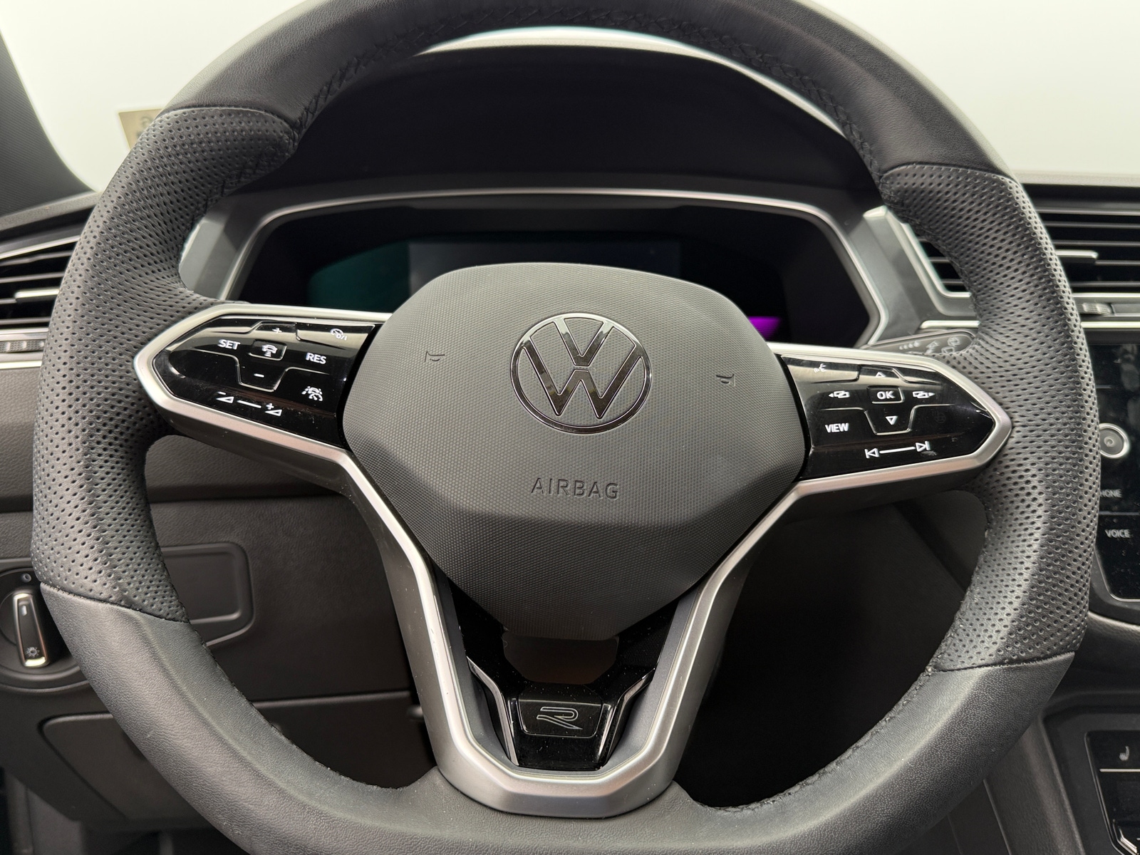 Thumbnail: 2022 Volkswagen Tiguan - 4