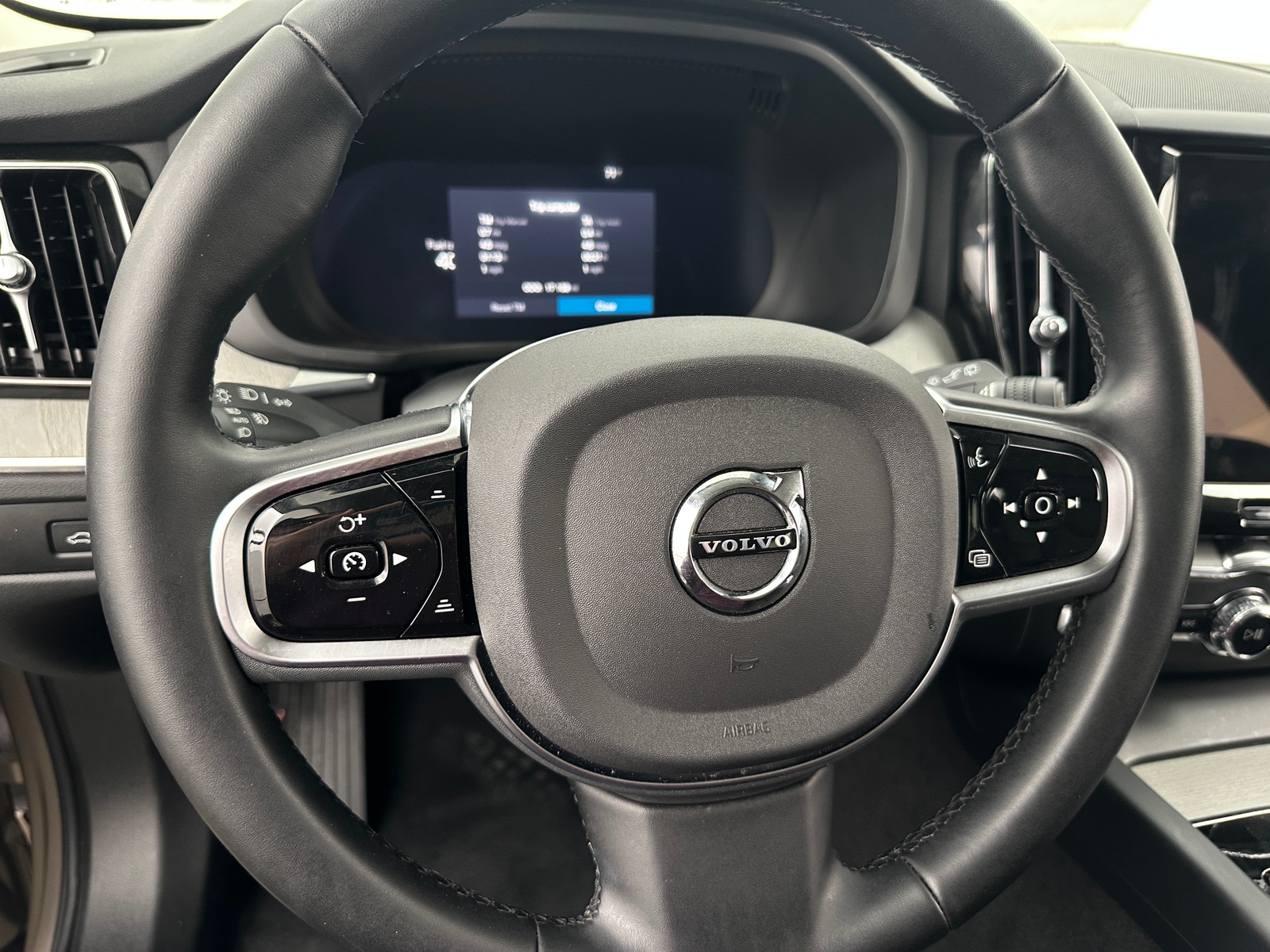 Thumbnail: 2025 Volvo XC60 - 4