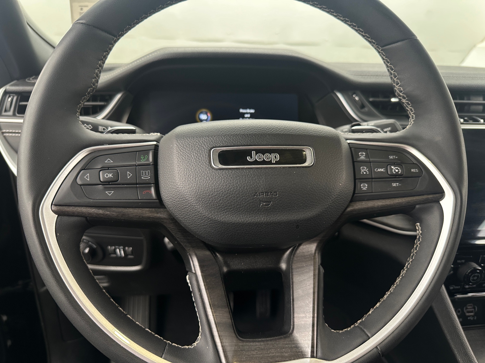 Thumbnail: 2024 Jeep Grand Cherokee L - 4
