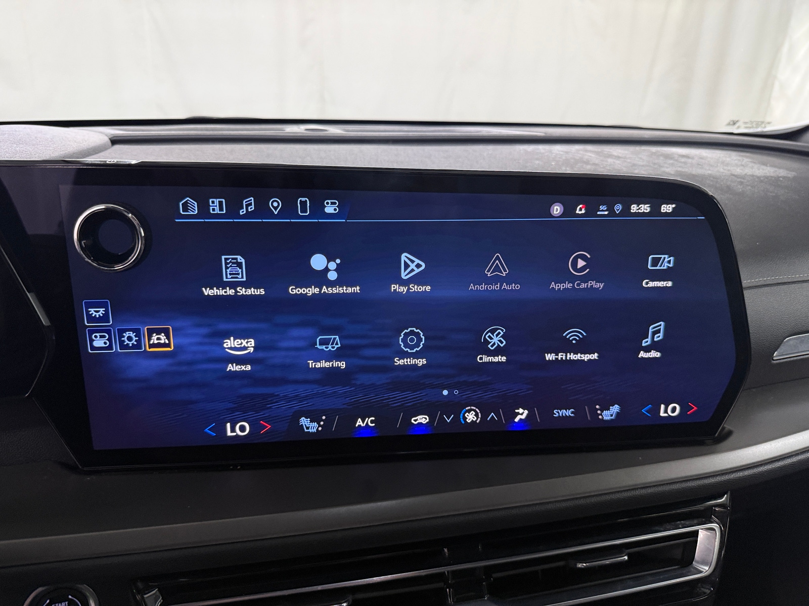 Thumbnail: 2025 Chevrolet Traverse - 4