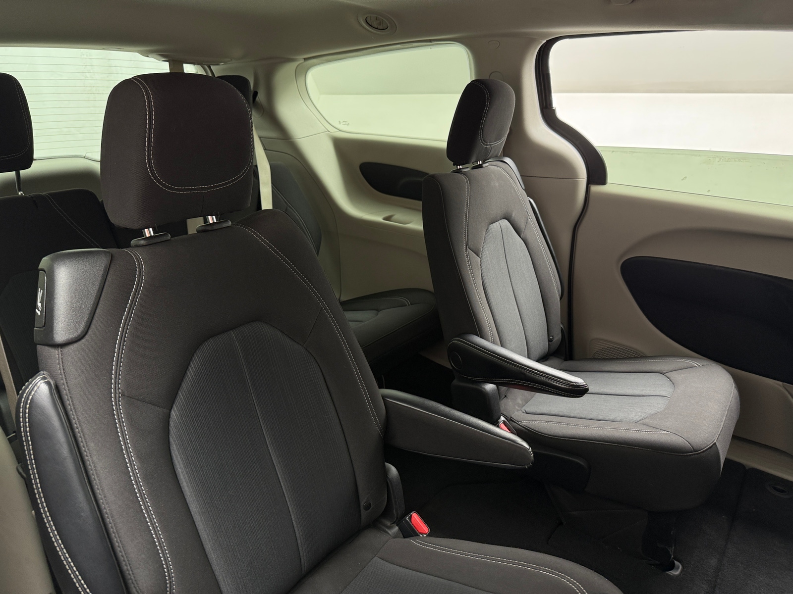Thumbnail: 2022 Chrysler Voyager - 6