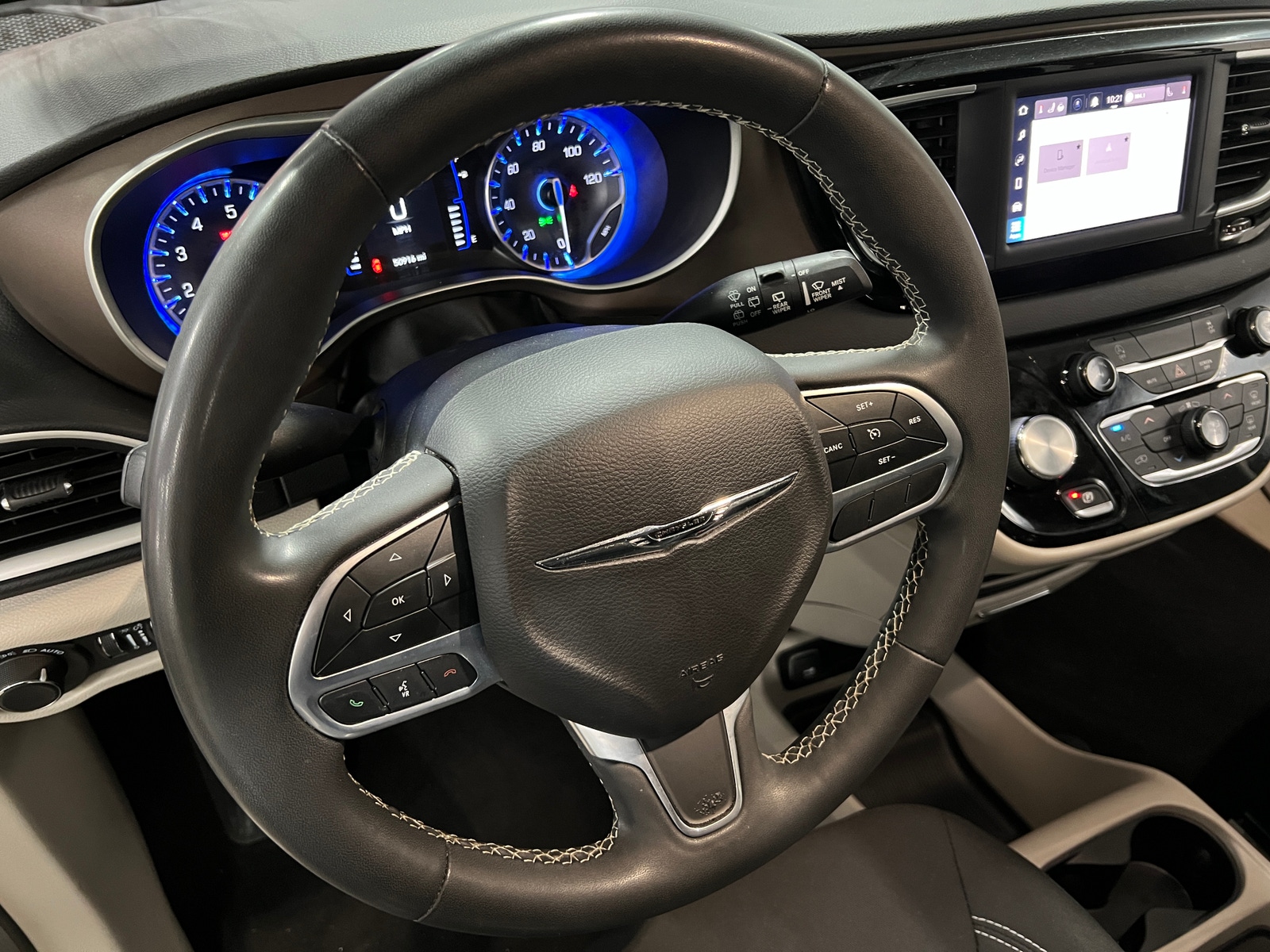 Thumbnail: 2022 Chrysler Voyager - 5