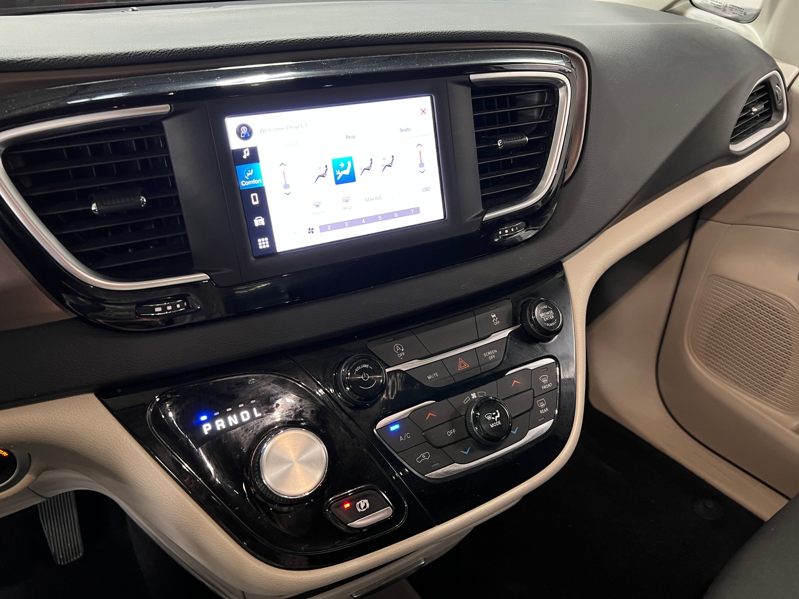Thumbnail: 2022 Chrysler Voyager - 4