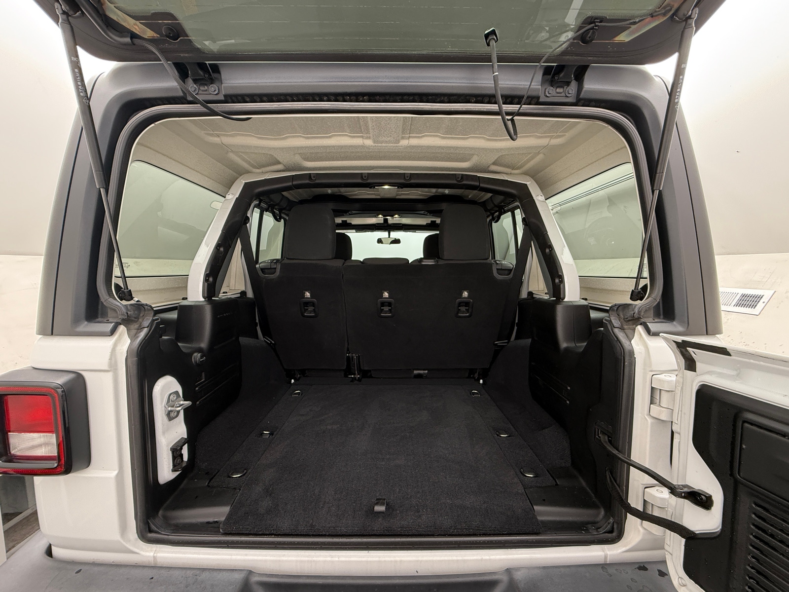 Thumbnail: 2019 Jeep Wrangler - 7