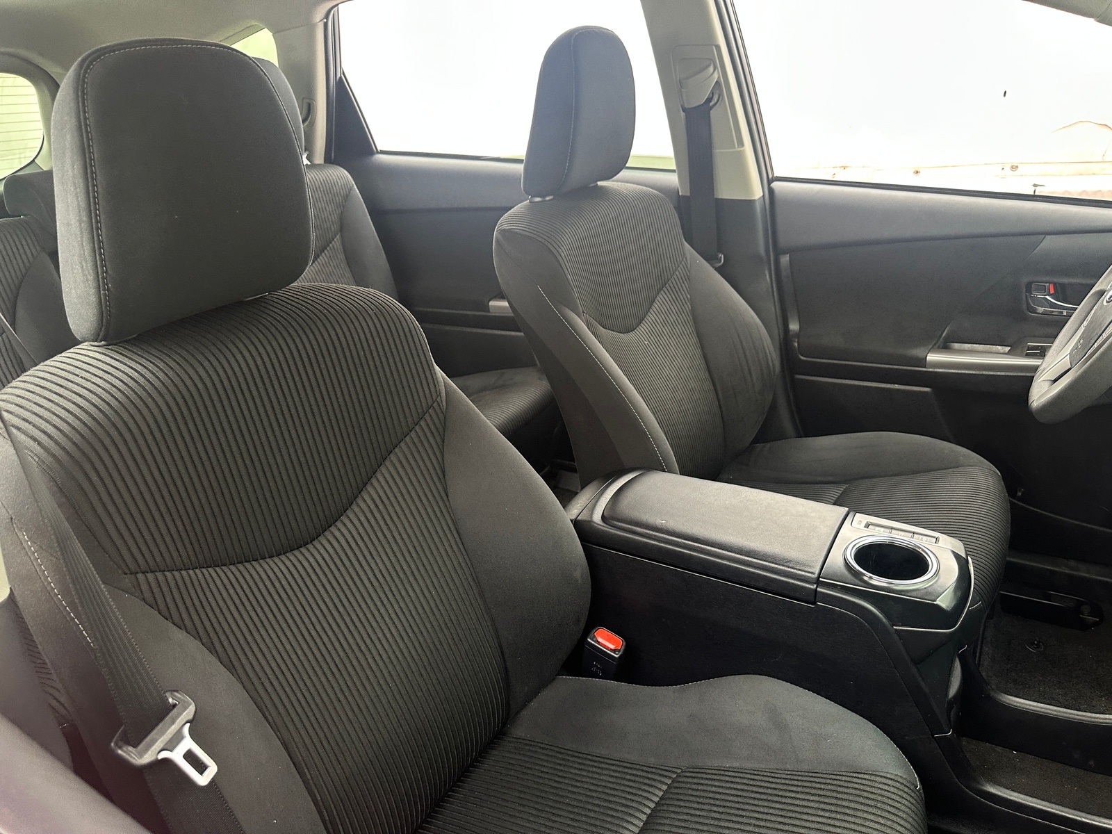 Thumbnail: 2017 Toyota Prius v - 2