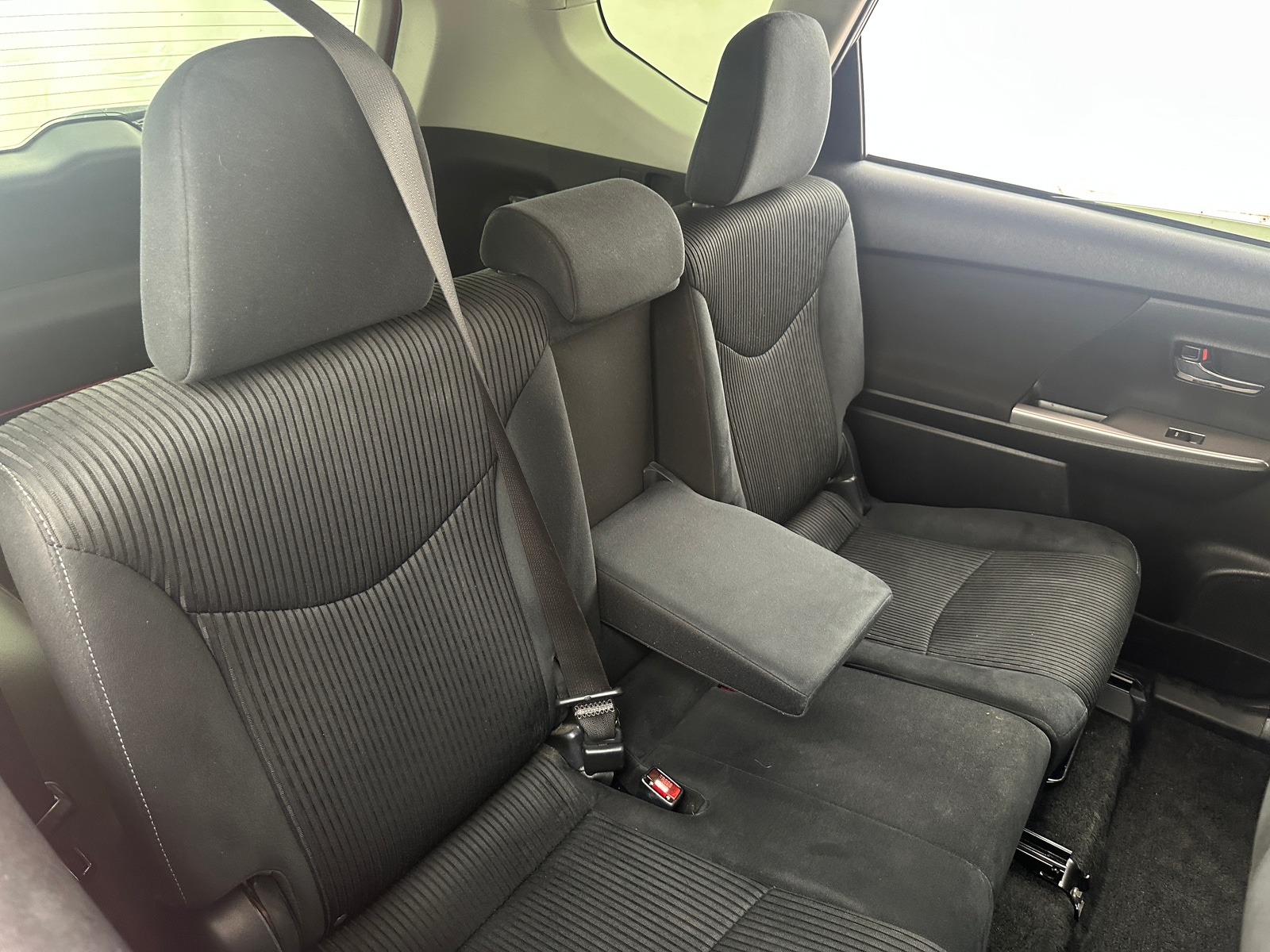 Thumbnail: 2017 Toyota Prius v - 6