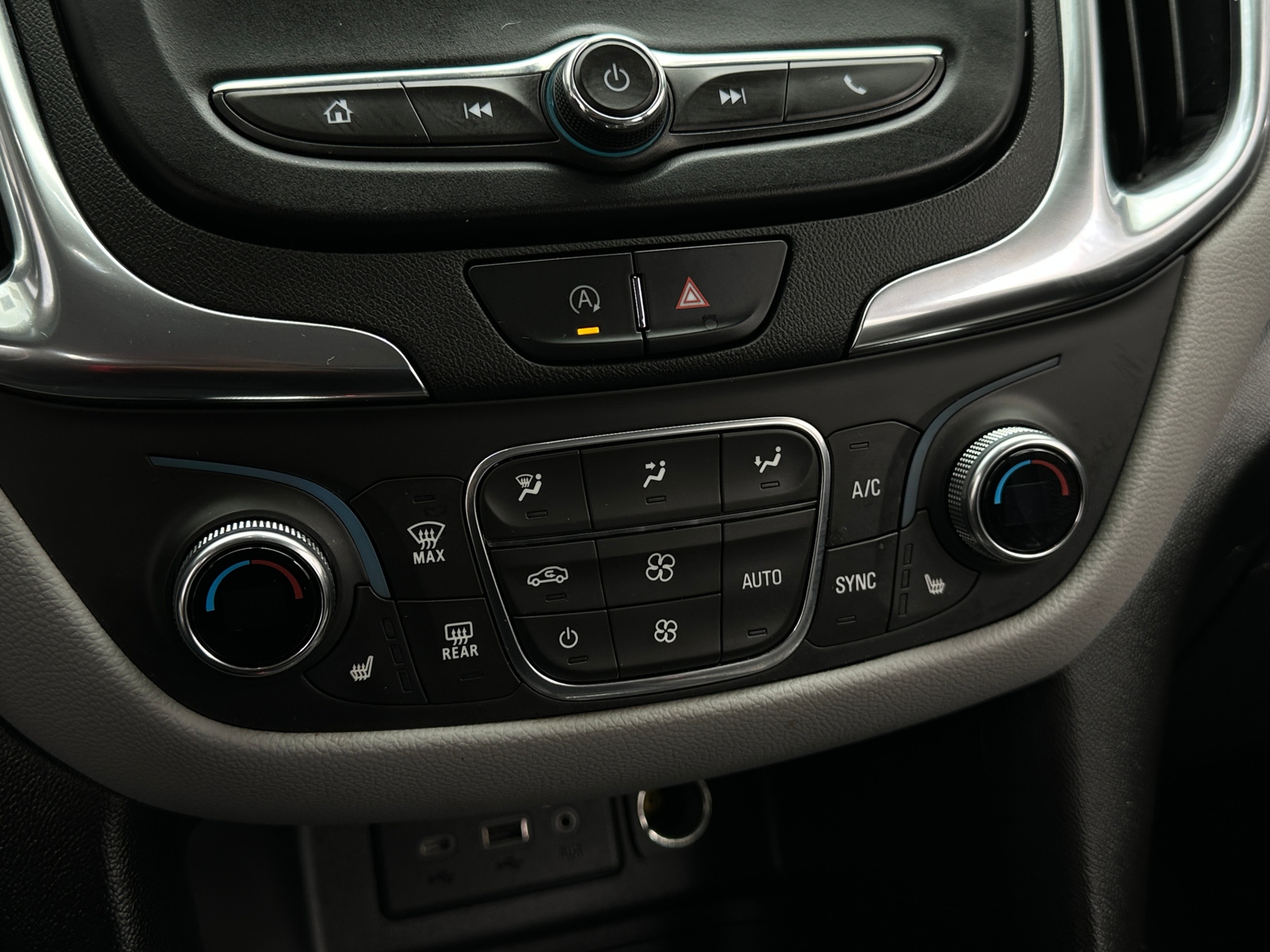 Thumbnail: 2022 Chevrolet Equinox - 4