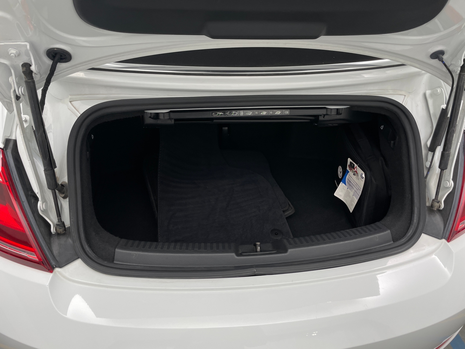 Thumbnail: 2017 Volkswagen Beetle - 7