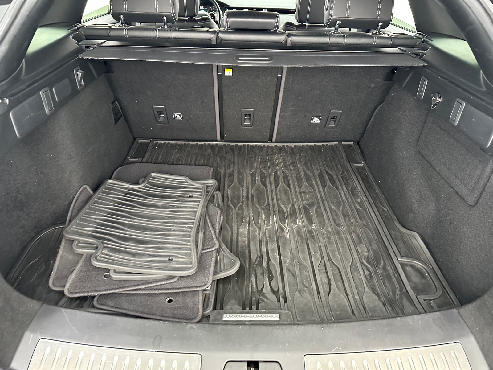 Thumbnail: 2020 Land Rover Range Rover Velar - 6