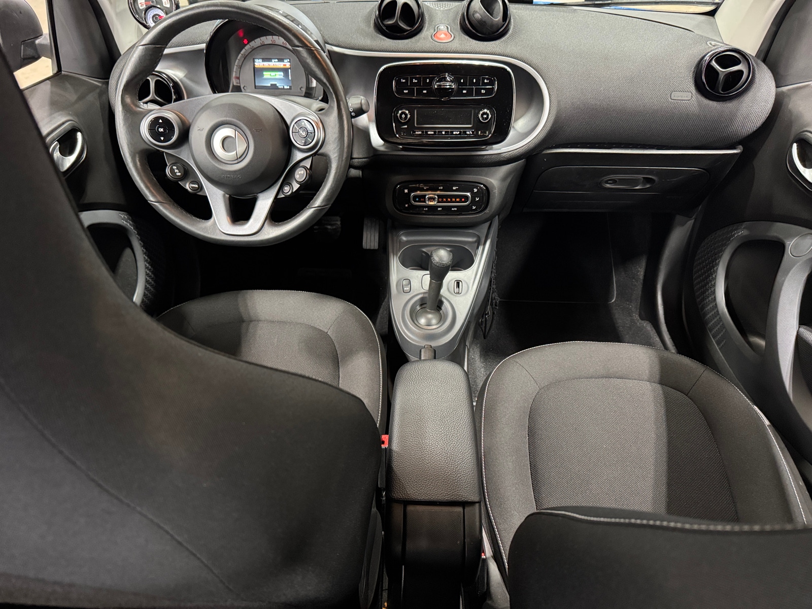 Thumbnail: 2019 smart fortwo - 3