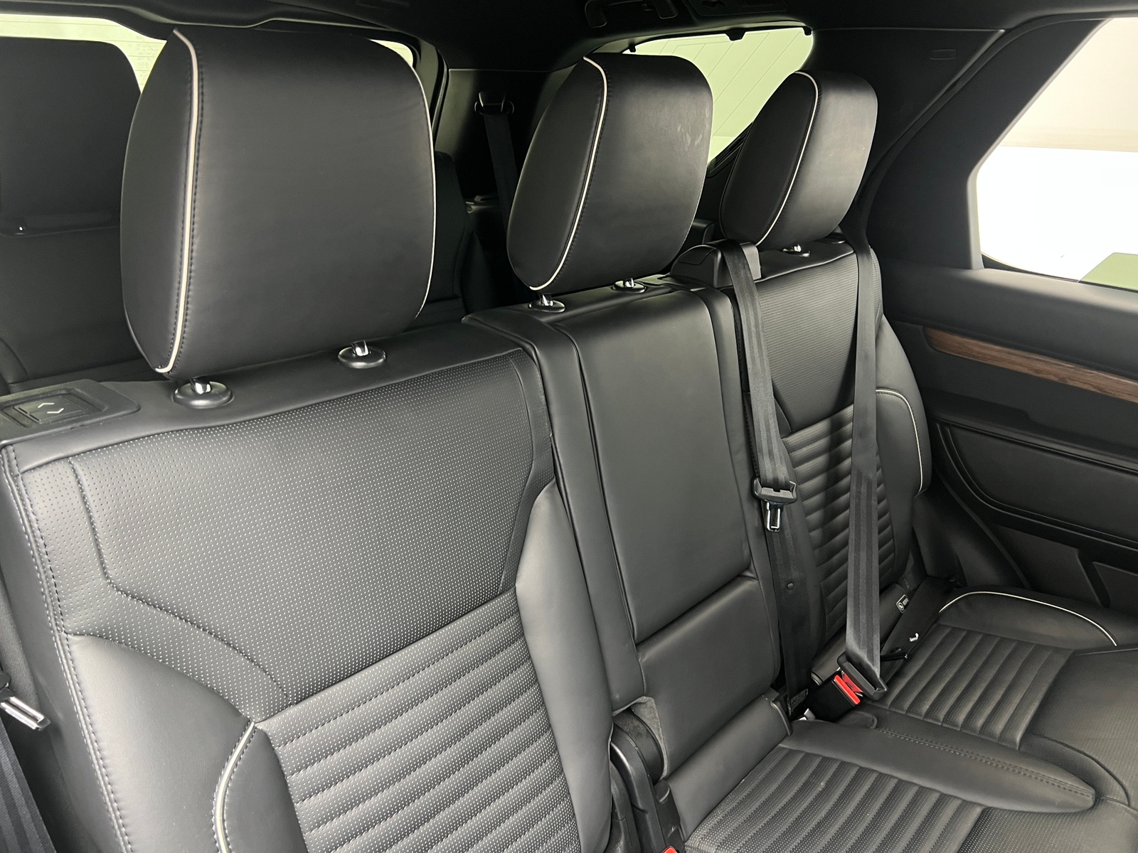Thumbnail: 2018 Land Rover Discovery - 5