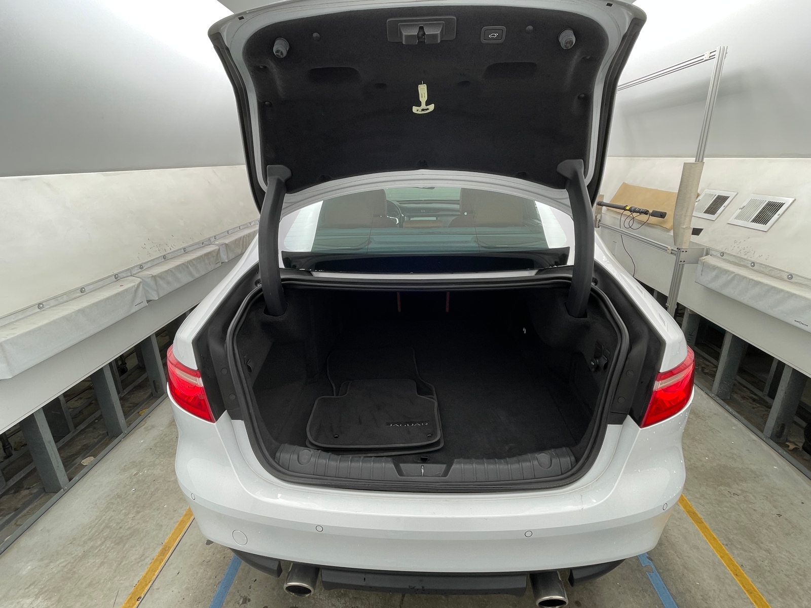 Thumbnail: 2018 Jaguar XF - 6