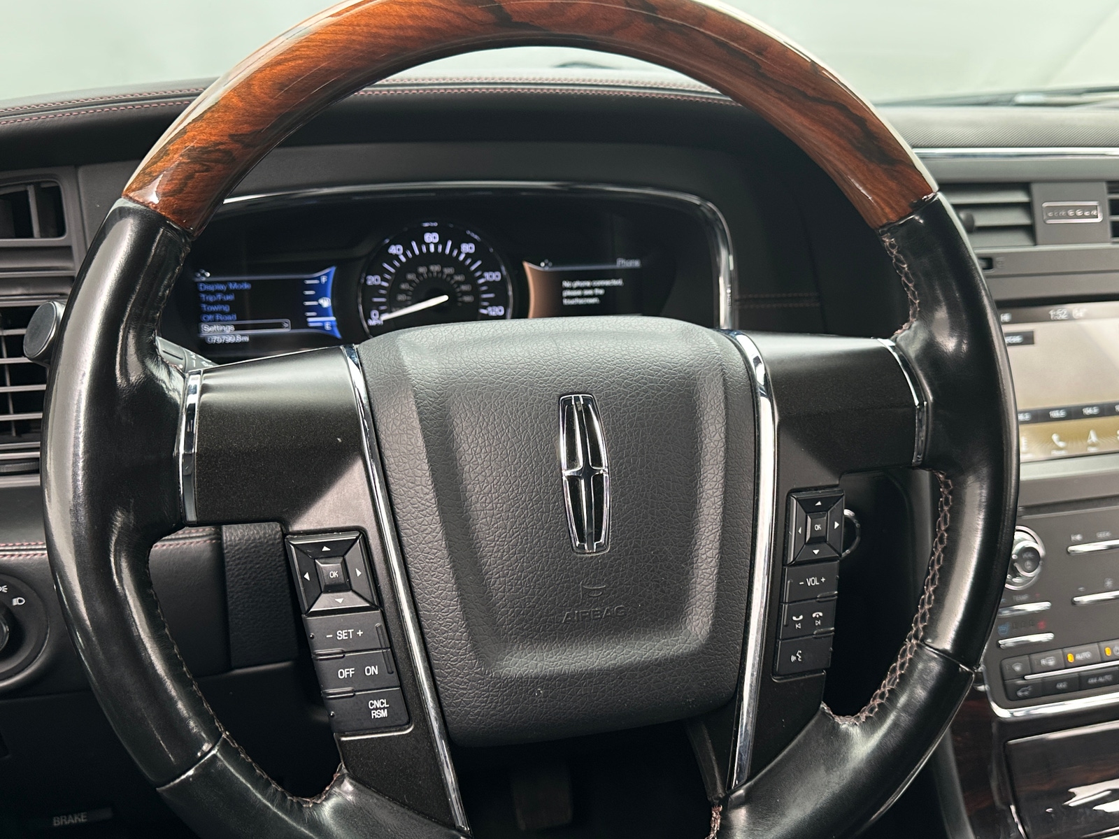 Thumbnail: 2016 Lincoln Navigator L - 4