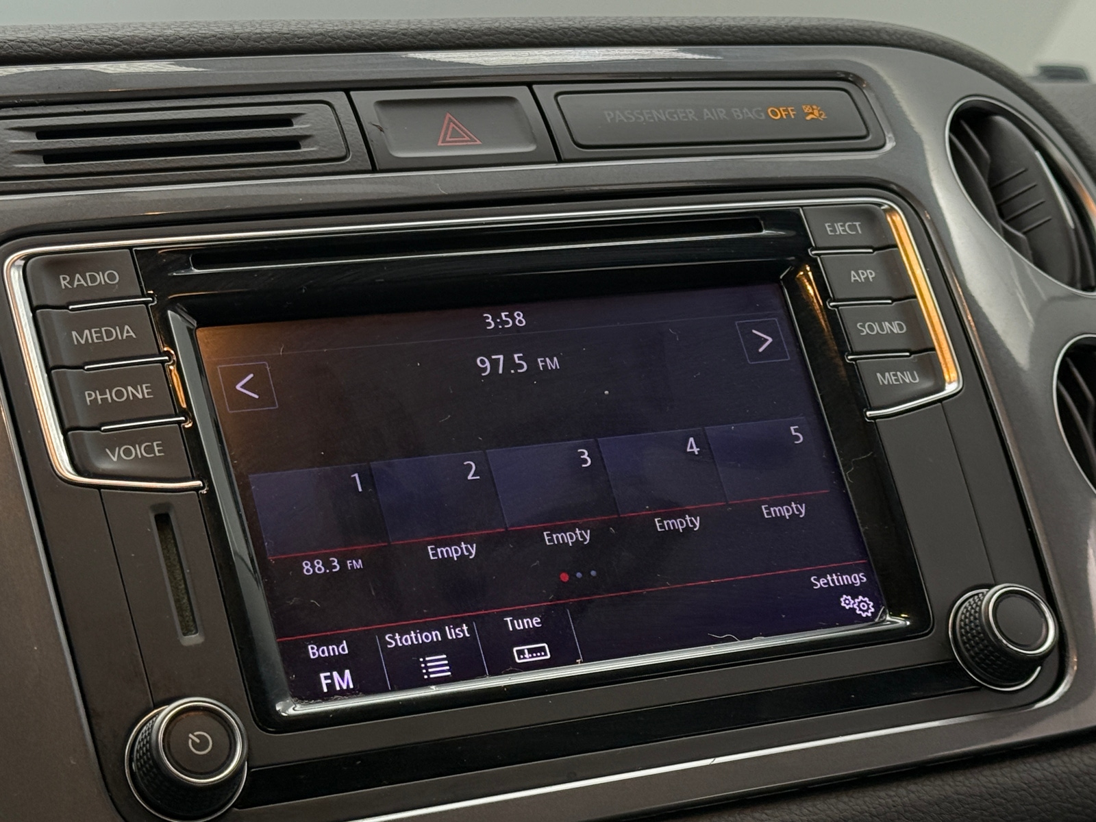 Thumbnail: 2017 Volkswagen Tiguan - 4