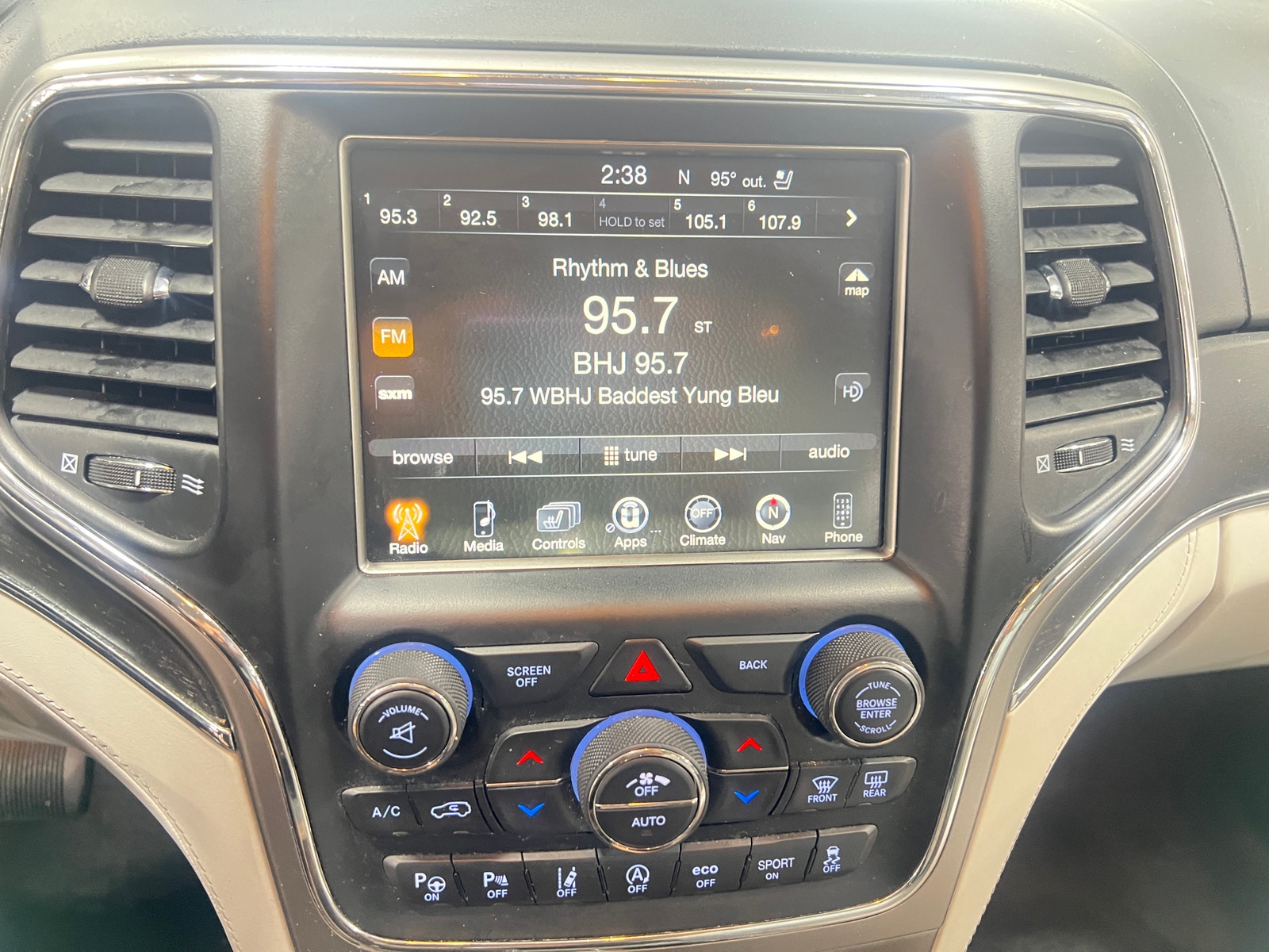 Thumbnail: 2017 Jeep Grand Cherokee - 3