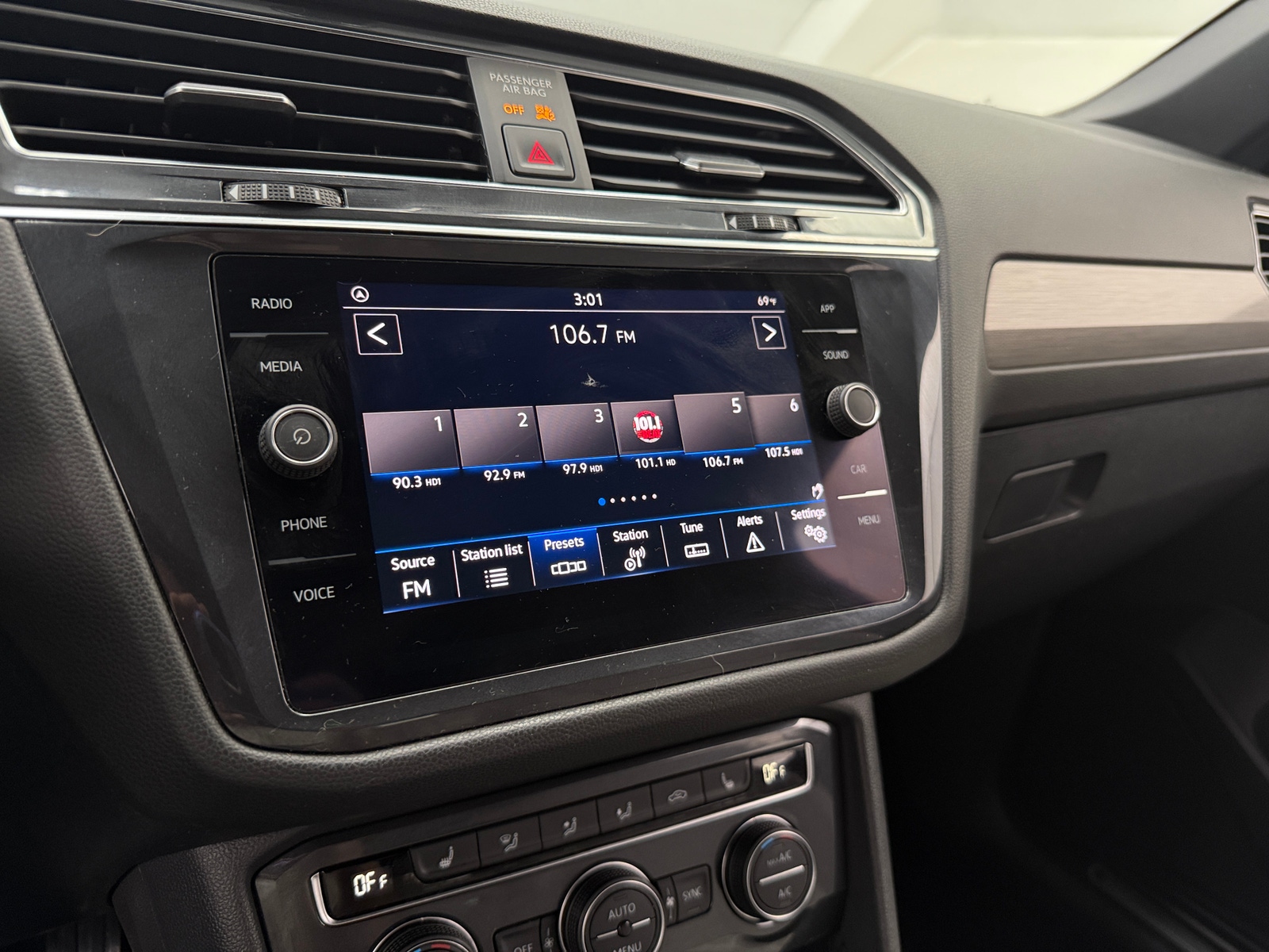 Thumbnail: 2021 Volkswagen Tiguan - 3