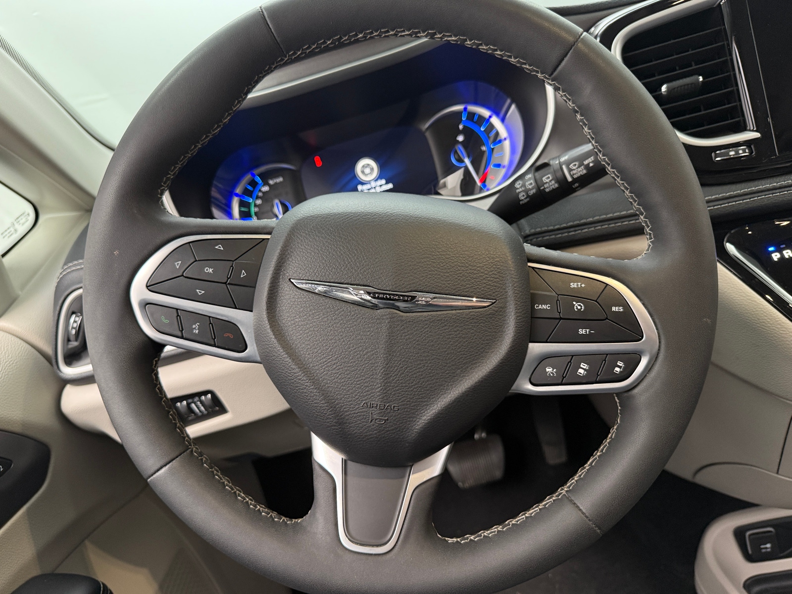 Thumbnail: 2023 Chrysler Pacifica - 4