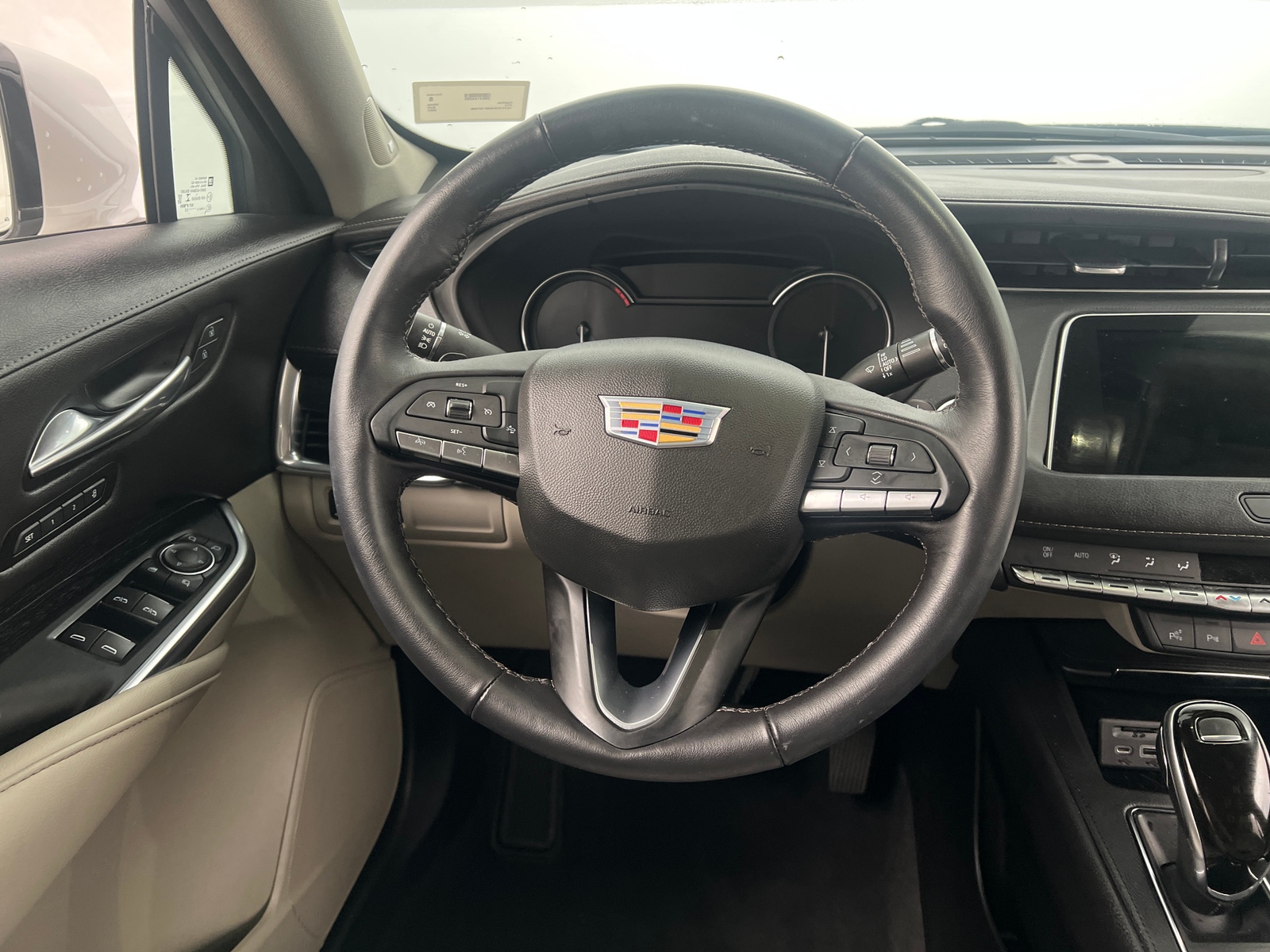 Thumbnail: 2022 Cadillac XT4 - 4