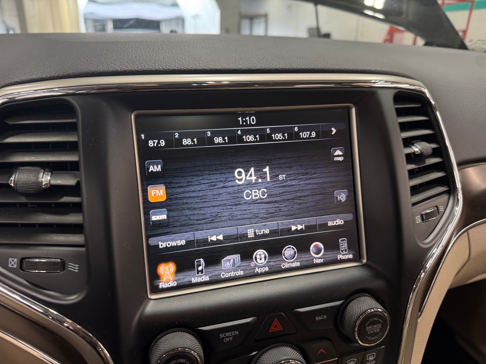 Thumbnail: 2017 Jeep Grand Cherokee - 3