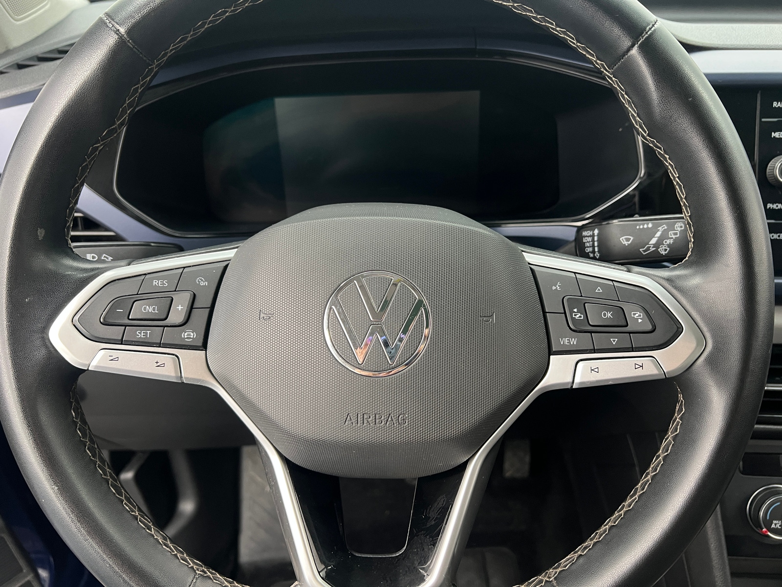 Thumbnail: 2022 Volkswagen Taos - 4