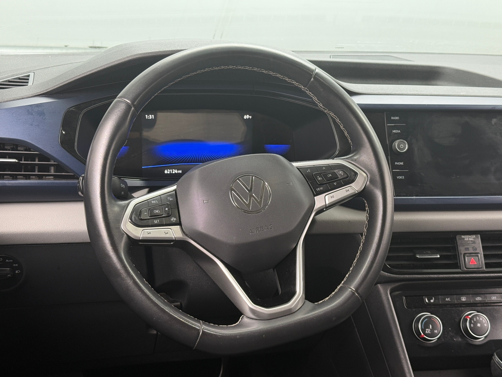 Thumbnail: 2022 Volkswagen Taos - 4