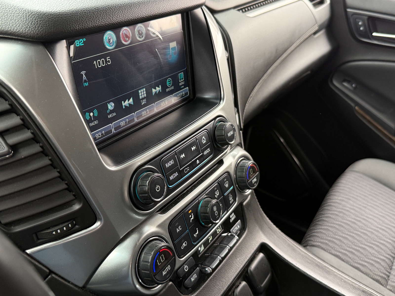 Thumbnail: 2016 Chevrolet Suburban - 4