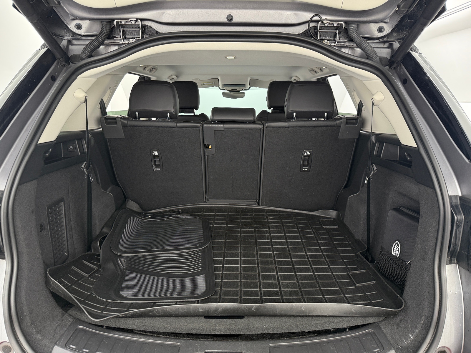Thumbnail: 2023 Land Rover Discovery Sport - 6