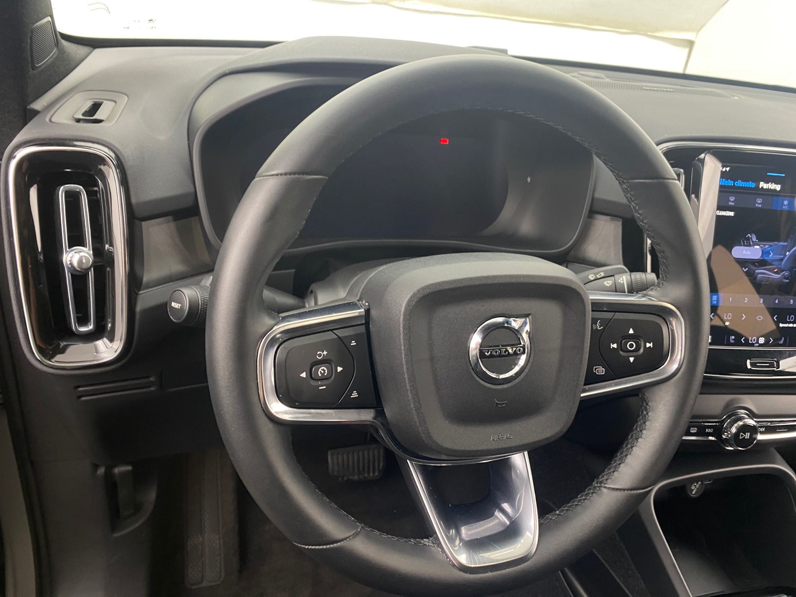 Thumbnail: 2023 Volvo C40 - 5