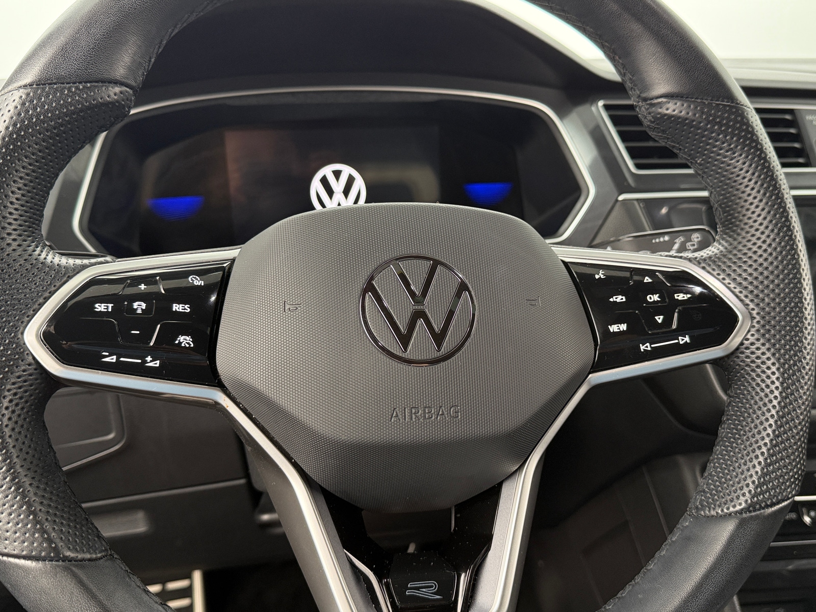 Thumbnail: 2023 Volkswagen Tiguan - 4