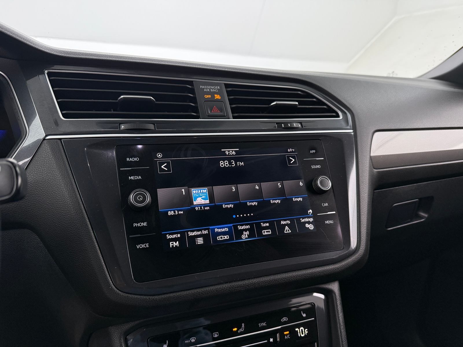 Thumbnail: 2023 Volkswagen Tiguan - 3