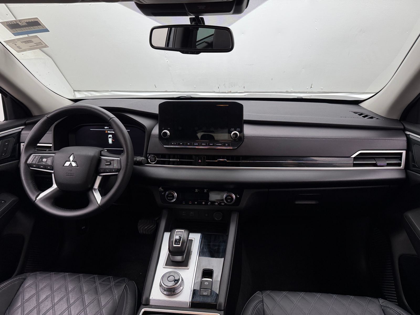 Thumbnail: 2023 Mitsubishi Outlander - 2