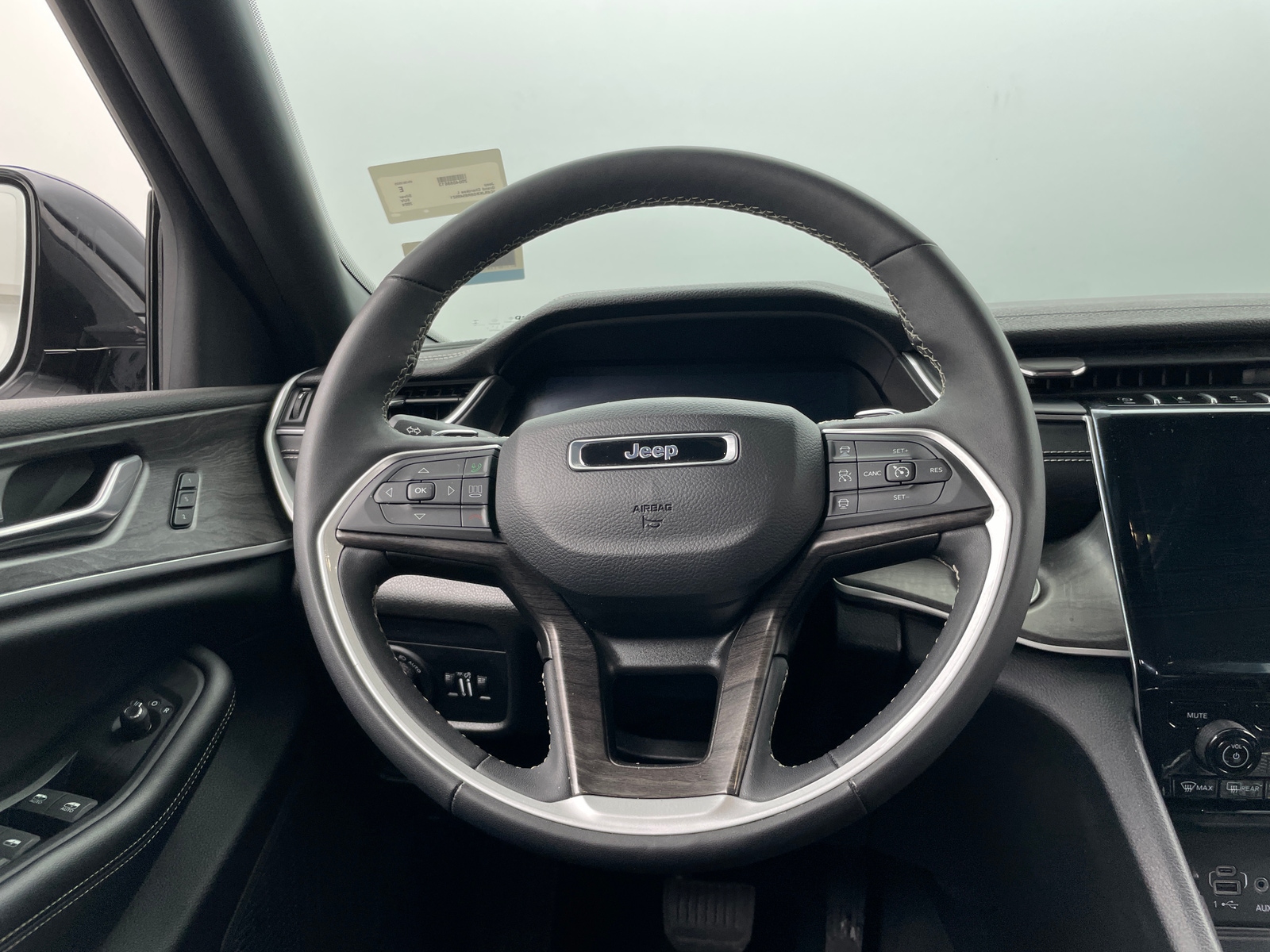 Thumbnail: 2024 Jeep Grand Cherokee L - 4