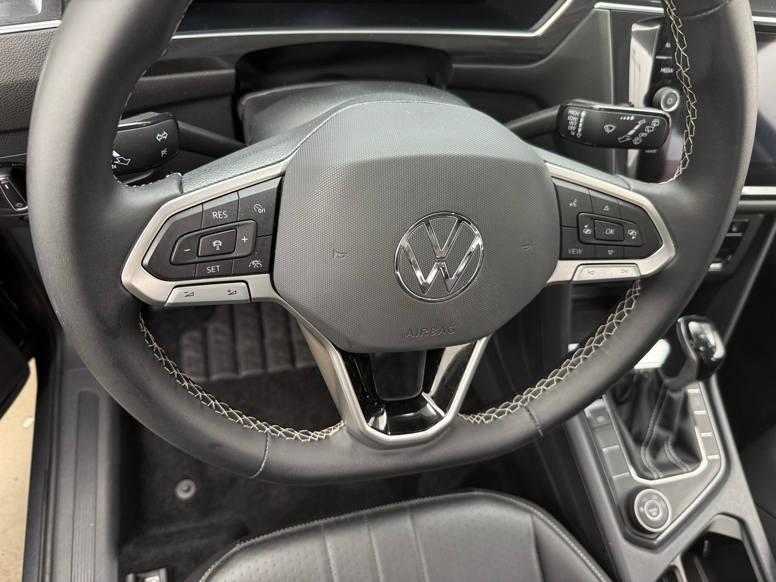 Thumbnail: 2022 Volkswagen Tiguan - 4