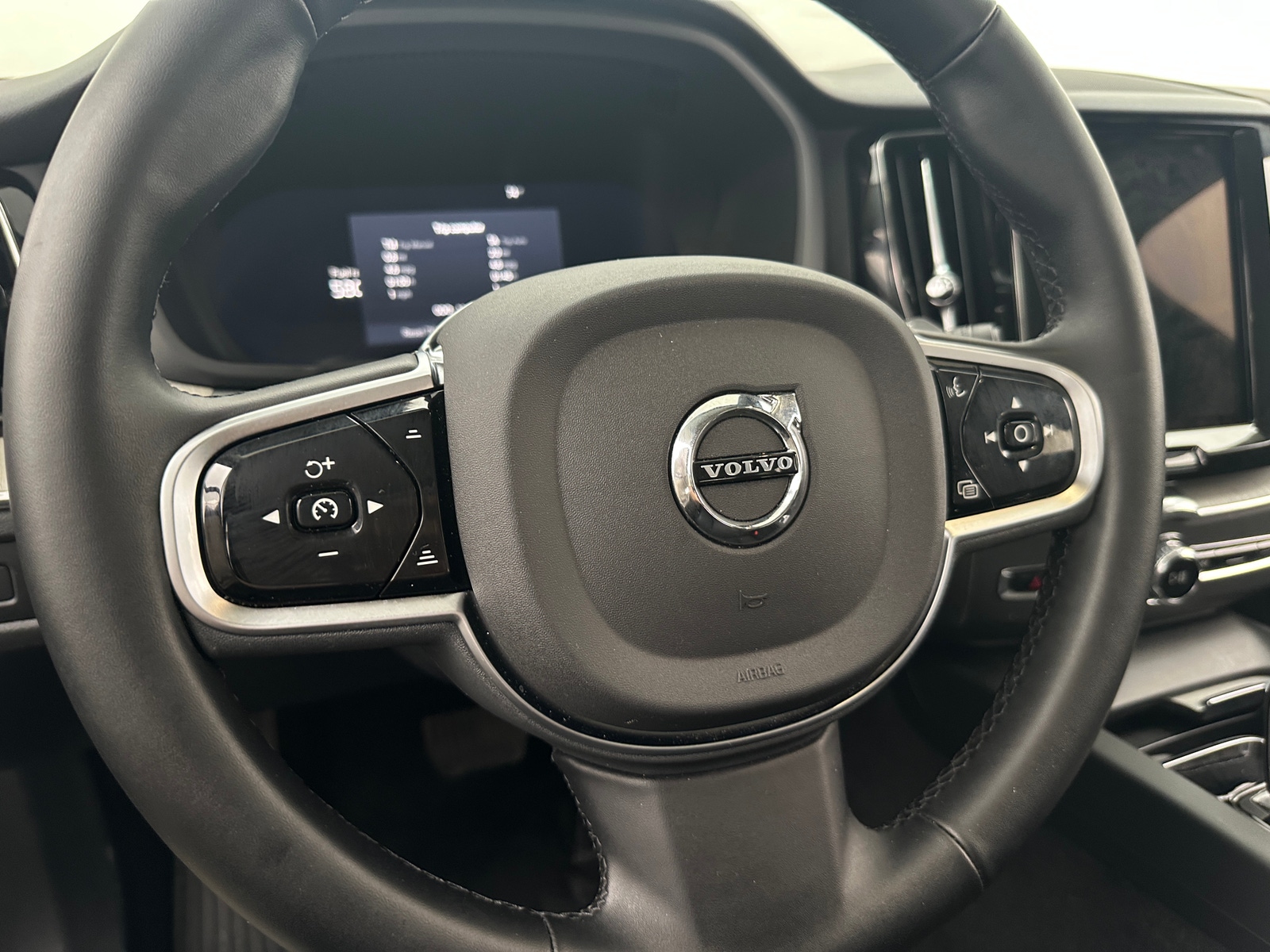 Thumbnail: 2025 Volvo XC60 - 5
