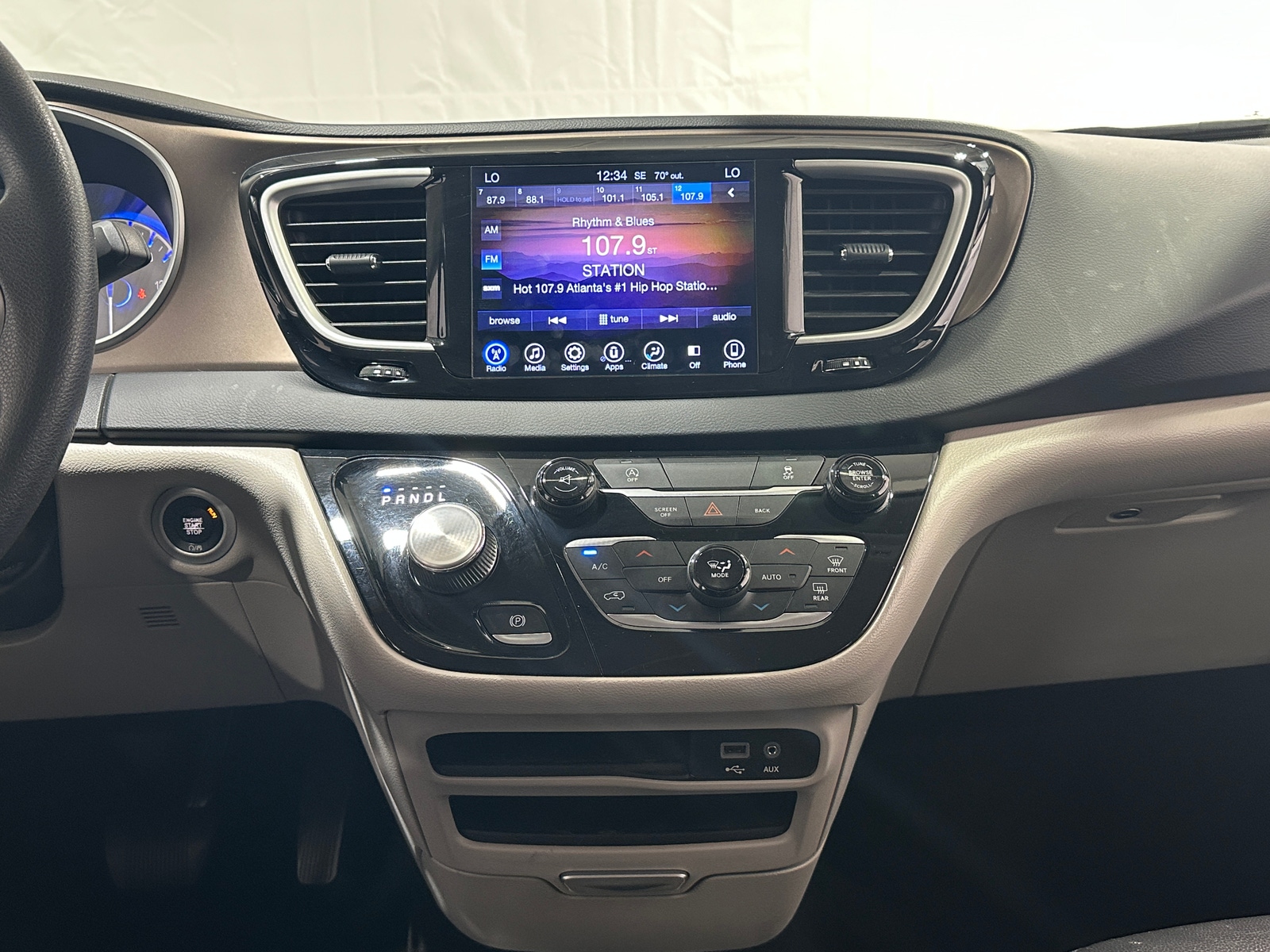 Thumbnail: 2017 Chrysler Pacifica - 4