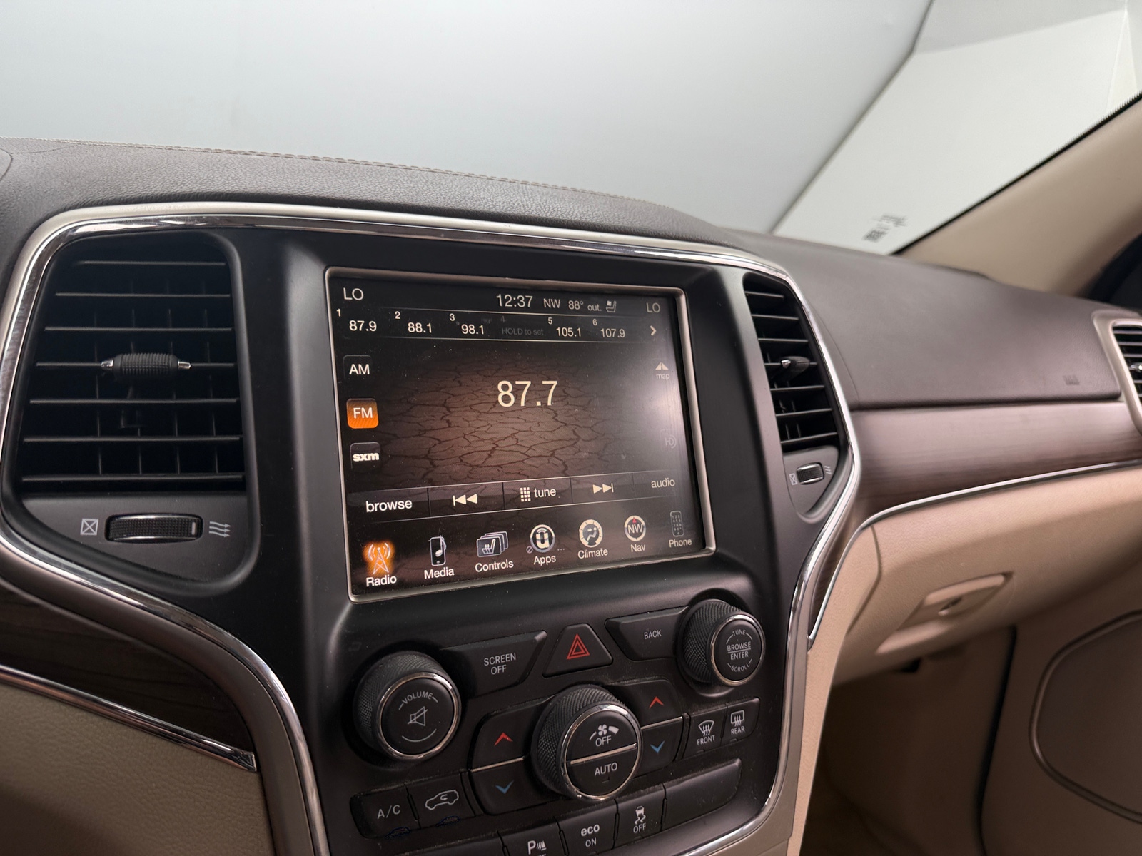 Thumbnail: 2015 Jeep Grand Cherokee - 3
