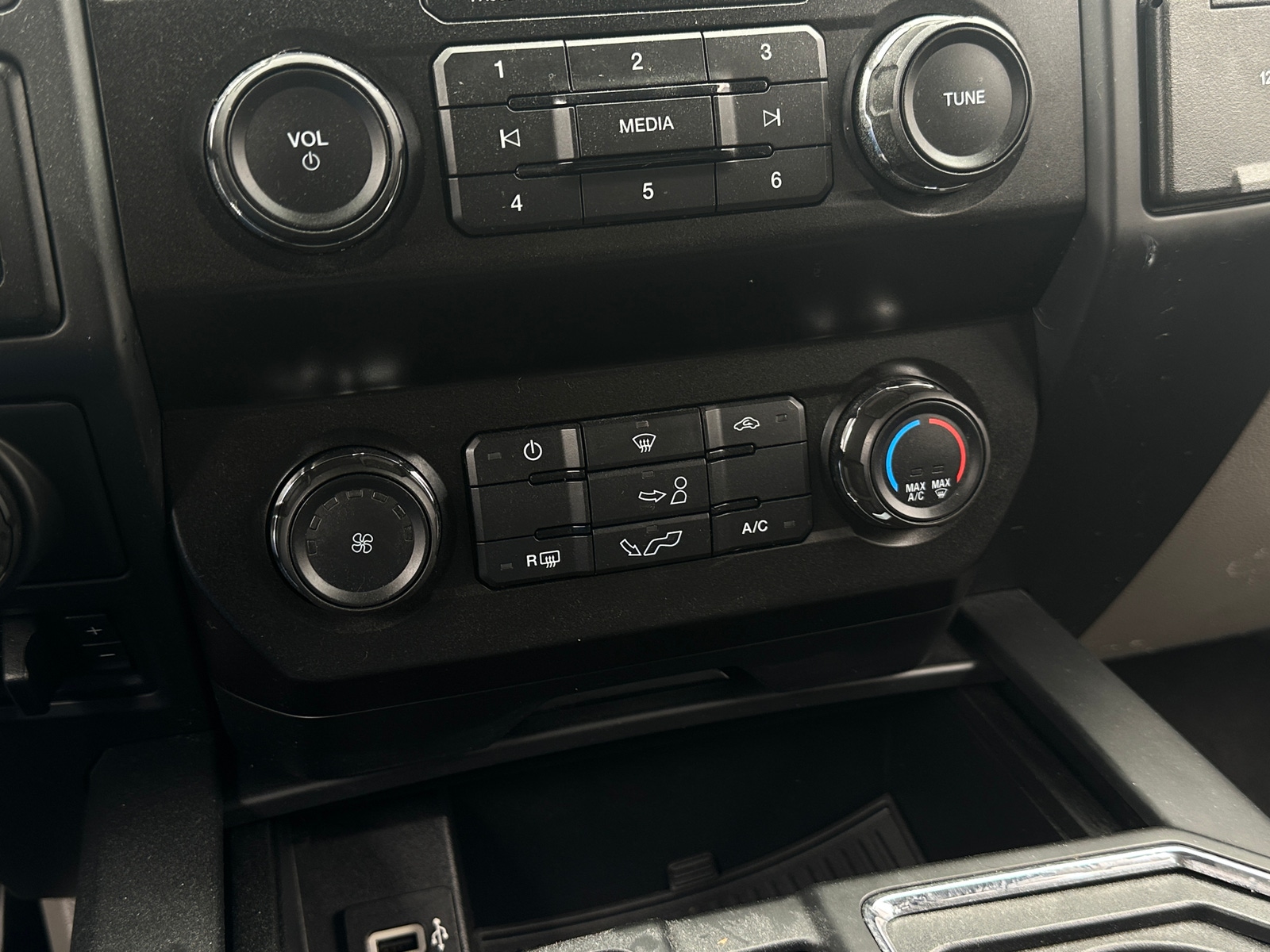 Thumbnail: 2019 Ford Econoline - 4