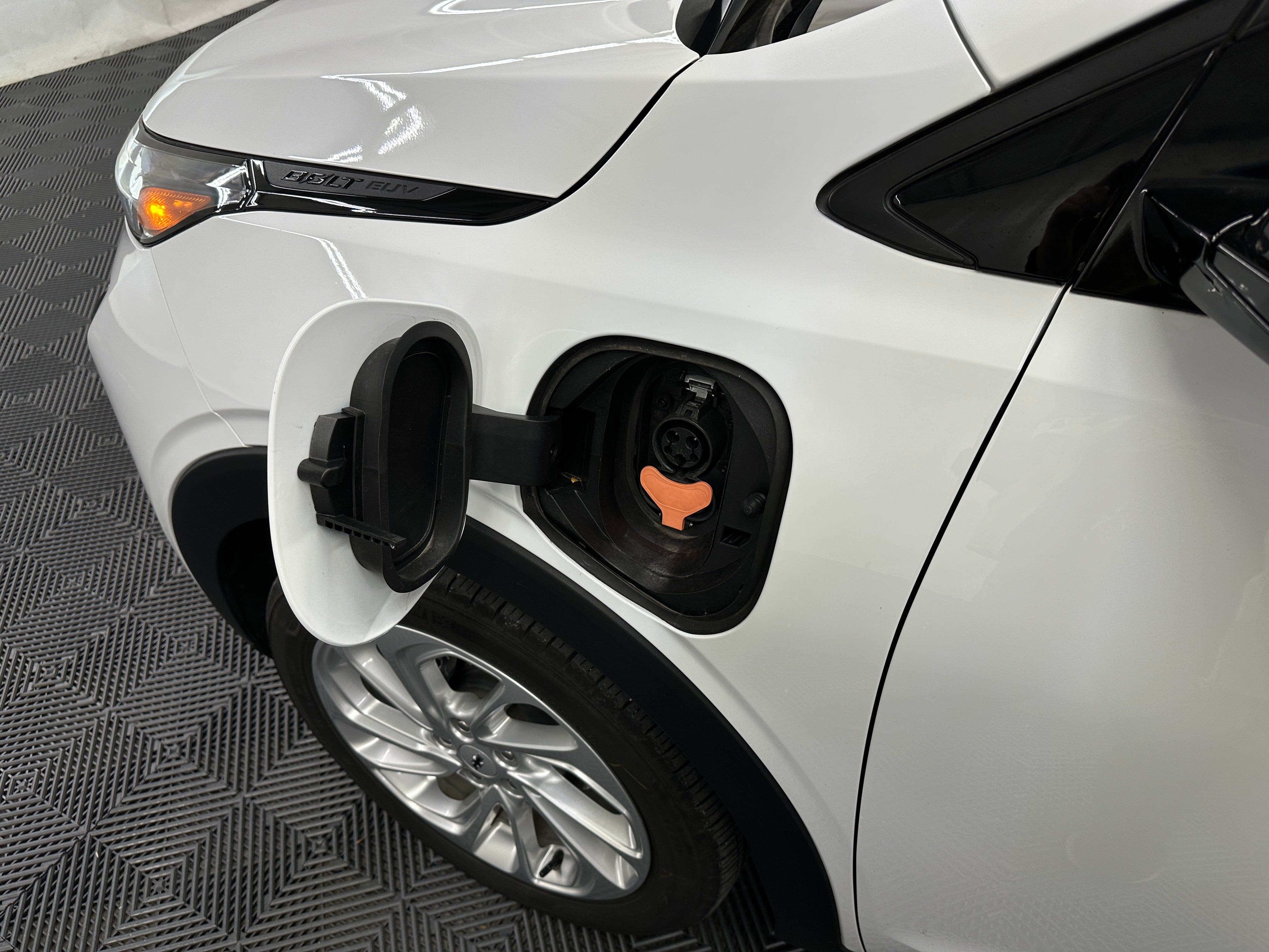 Used 2023 Chevrolet Bolt EUV LT with VIN 1G1FY6S03P4190455 for sale in Oak Creek, WI