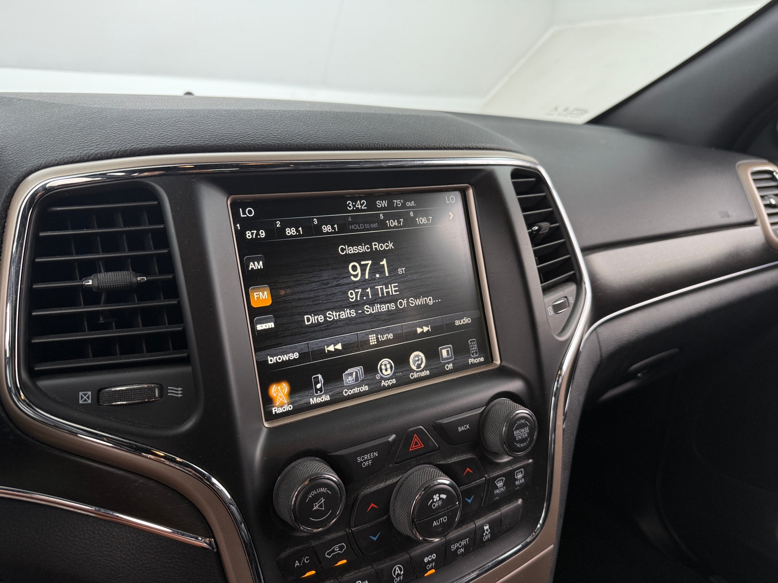 Thumbnail: 2017 Jeep Grand Cherokee - 3