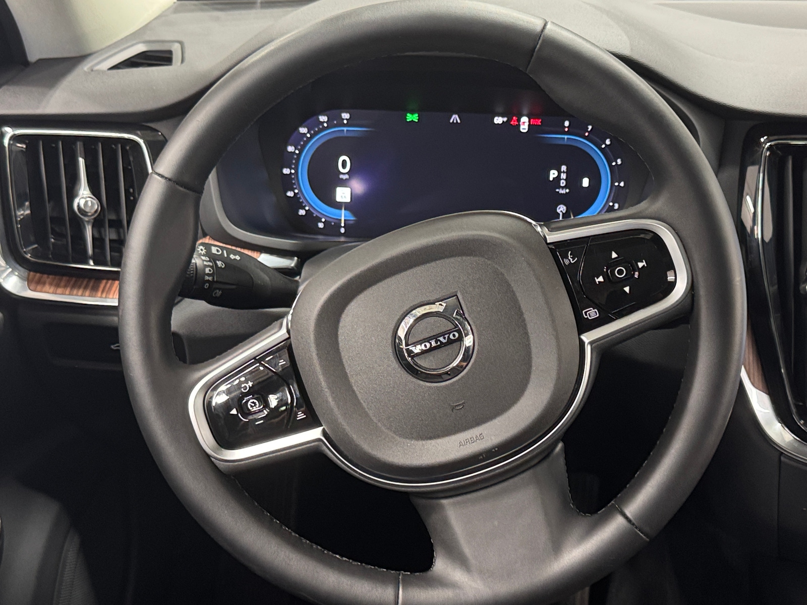 Thumbnail: 2025 Volvo V60 - 4