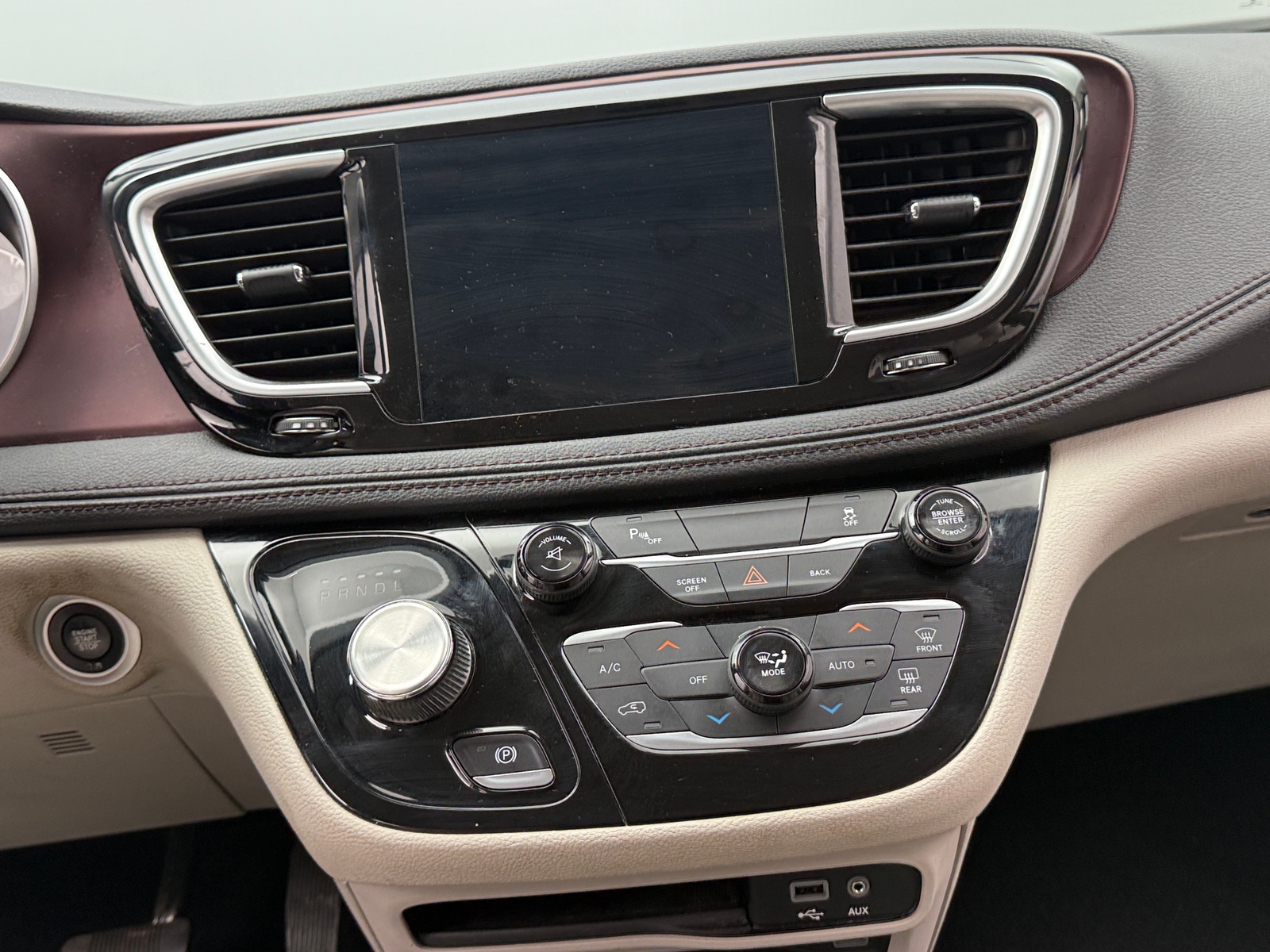 Thumbnail: 2017 Chrysler Pacifica - 3