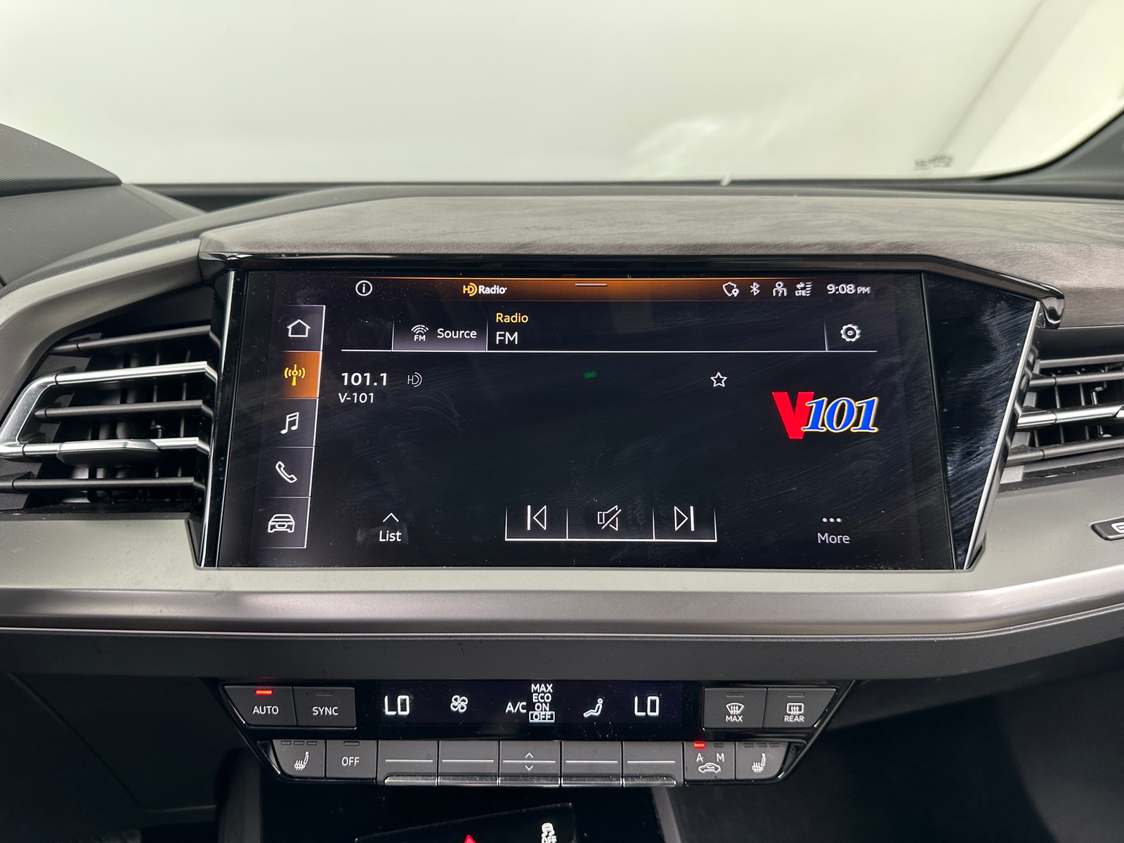 Thumbnail: 2023 Audi Q4 e-tron - 3